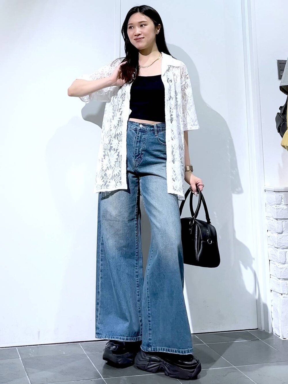 「PAGEBOY、モード、女子ウケ、着痩せ・細見え、骨格ストレート、個性派、韓国系、メンズライク、ストリート、カジュアル、デニムパンツ、シャツ、夏コーデ、おでかけ、デートコーデ」｜「PAGEBOYのプラットチャンキースニーカー（スニーカー、ブラック系）」を使った、misao1130さん（レディース・161cm）の夏コーディネートの2枚目の写真