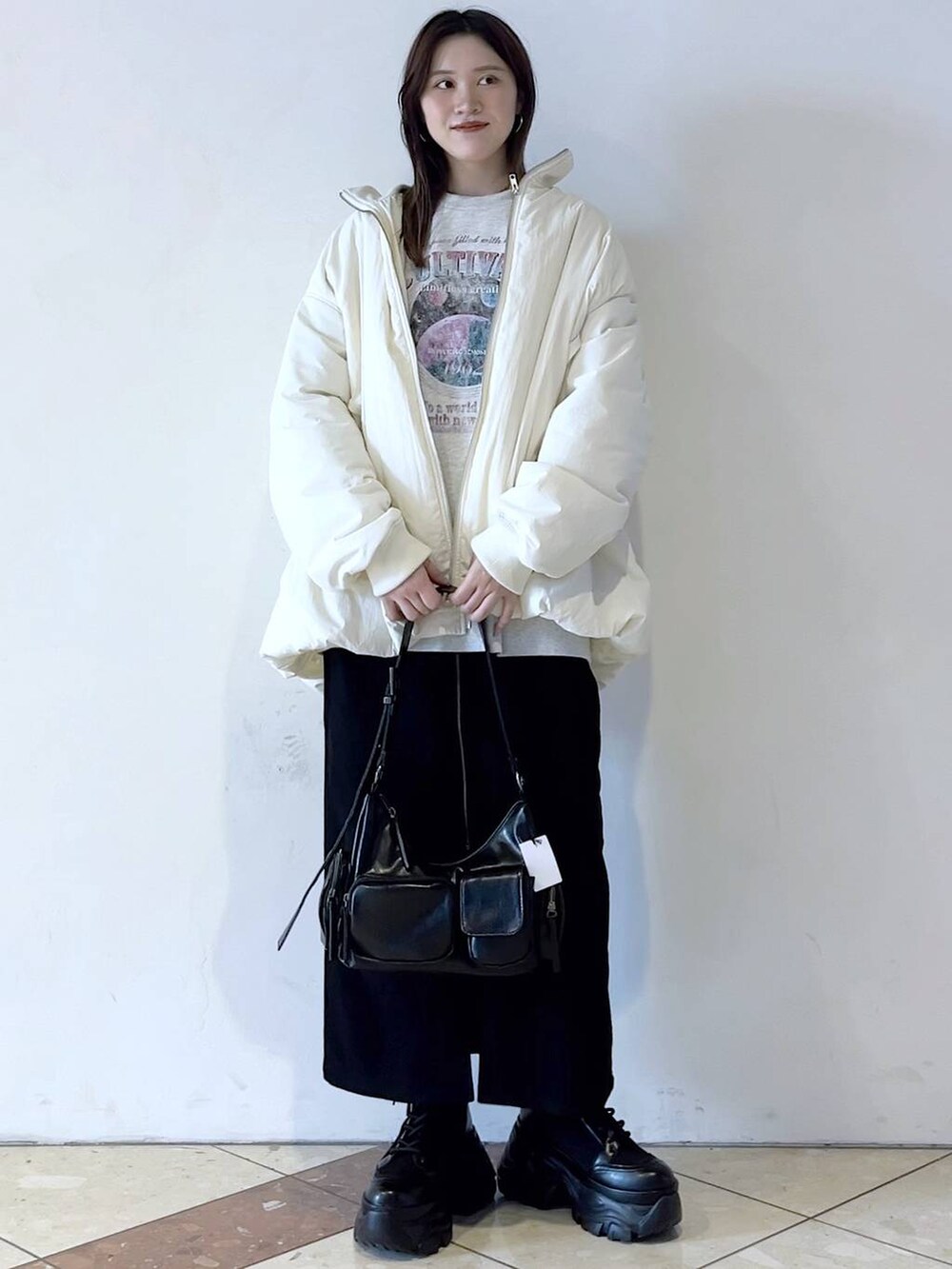 「モード、女子ウケ、着痩せ・細見え、骨格ストレート、個性派、韓国系、メンズライク、ストリート、カジュアル、PAGEBOY、スカート、アウター、冬コーデ、スウェット」｜「PAGEBOYのレースアップソックスブーツ（ブーツ、ブラック系）」を使った、misao1130さん（レディース・161cm）の秋コーディネートの2枚目の写真
