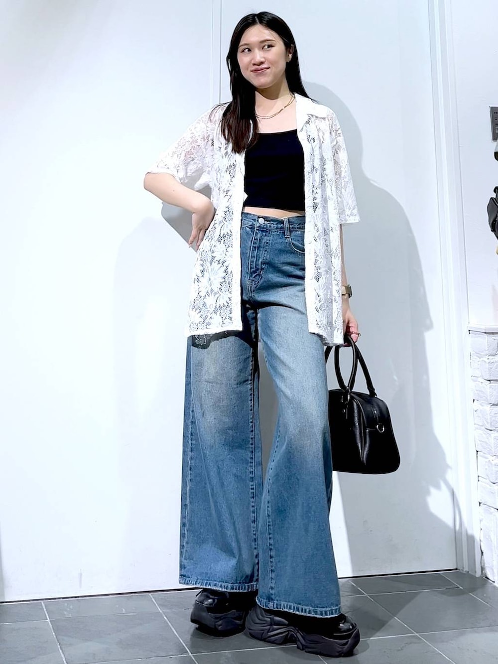 「PAGEBOY、モード、女子ウケ、着痩せ・細見え、骨格ストレート、個性派、韓国系、メンズライク、ストリート、カジュアル、デニムパンツ、シャツ、夏コーデ、おでかけ、デートコーデ」｜「PAGEBOYのプラットチャンキースニーカー（スニーカー、ブラック系）」を使った、misao1130さん（レディース・161cm）の夏コーディネートの4枚目の写真