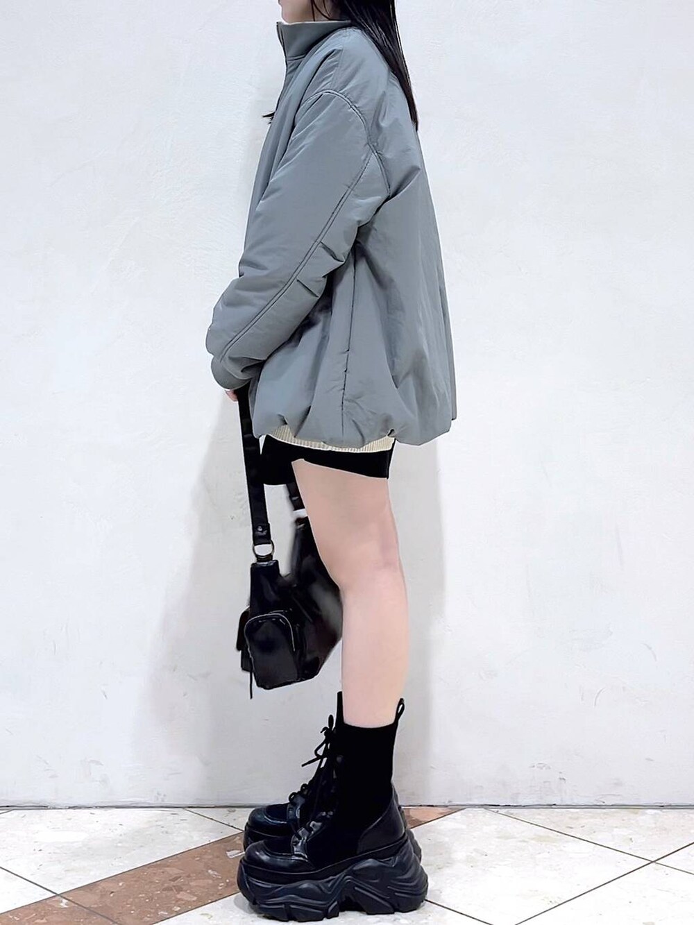 「モード、女子ウケ、着痩せ・細見え、骨格ストレート、個性派、韓国系、ストリート、メンズライク、カジュアル、PAGEBOY、冬コーデ、冬アウター、ニット、MA-1、おでかけ」｜「PAGEBOYのレースアップソックスブーツ（ブーツ、ブラック系）」を使った、misao1130さん（レディース・161cm）の冬コーディネートの8枚目の写真