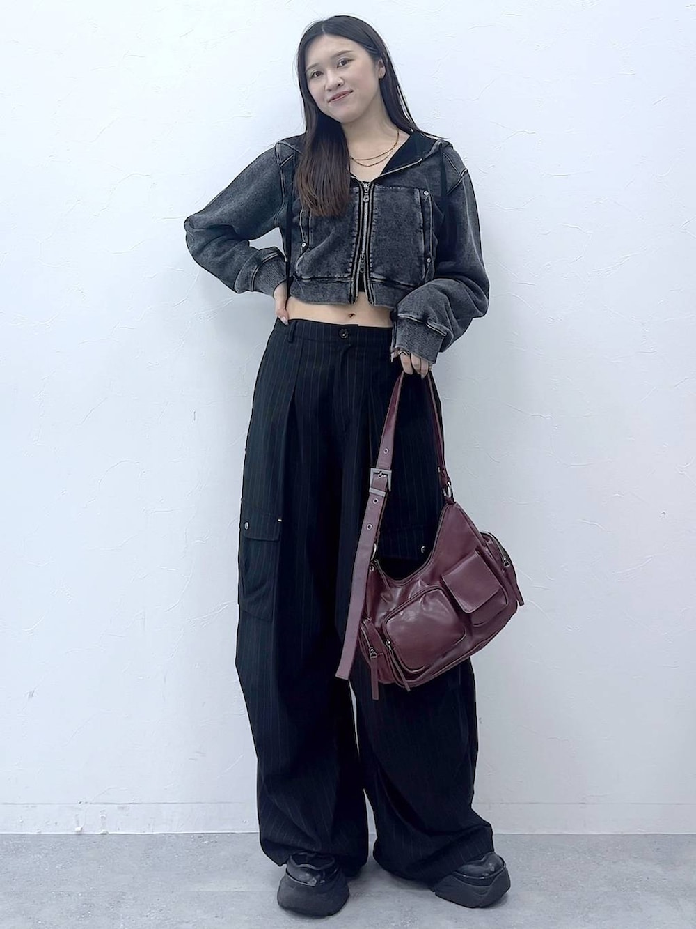 「女子ウケ、着痩せ・細見え、骨格ストレート、メンズライク、Anui、パーカー、秋コーデ、モード、PAGEBOY、個性派、韓国系、ストリート、カジュアル」｜「PAGEBOYのプラットチャンキースニーカー（スニーカー、ブラック系）」を使った、misao1130さん（レディース・161cm）の夏コーディネートの3枚目の写真