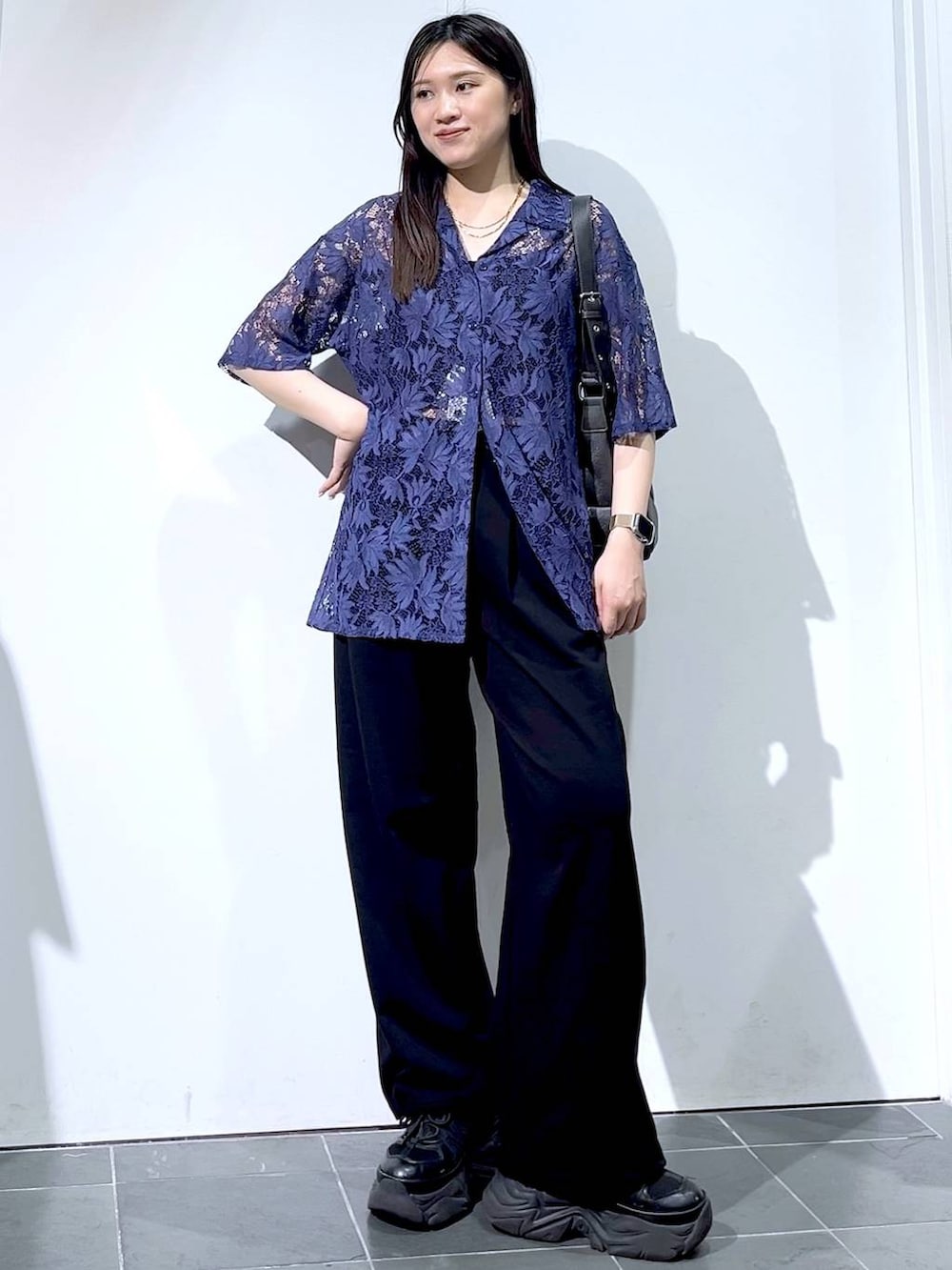 「モード、女子ウケ、着痩せ・細見え、骨格ストレート、個性派、韓国系、メンズライク、ストリート、カジュアル、PAGEBOY、スウェットパンツ、シャツ、夏コーデ、スニーカー」｜「PAGEBOYのプラットチャンキースニーカー（スニーカー、ブラック系）」を使った、misao1130さん（レディース・161cm）の夏コーディネートの2枚目の写真