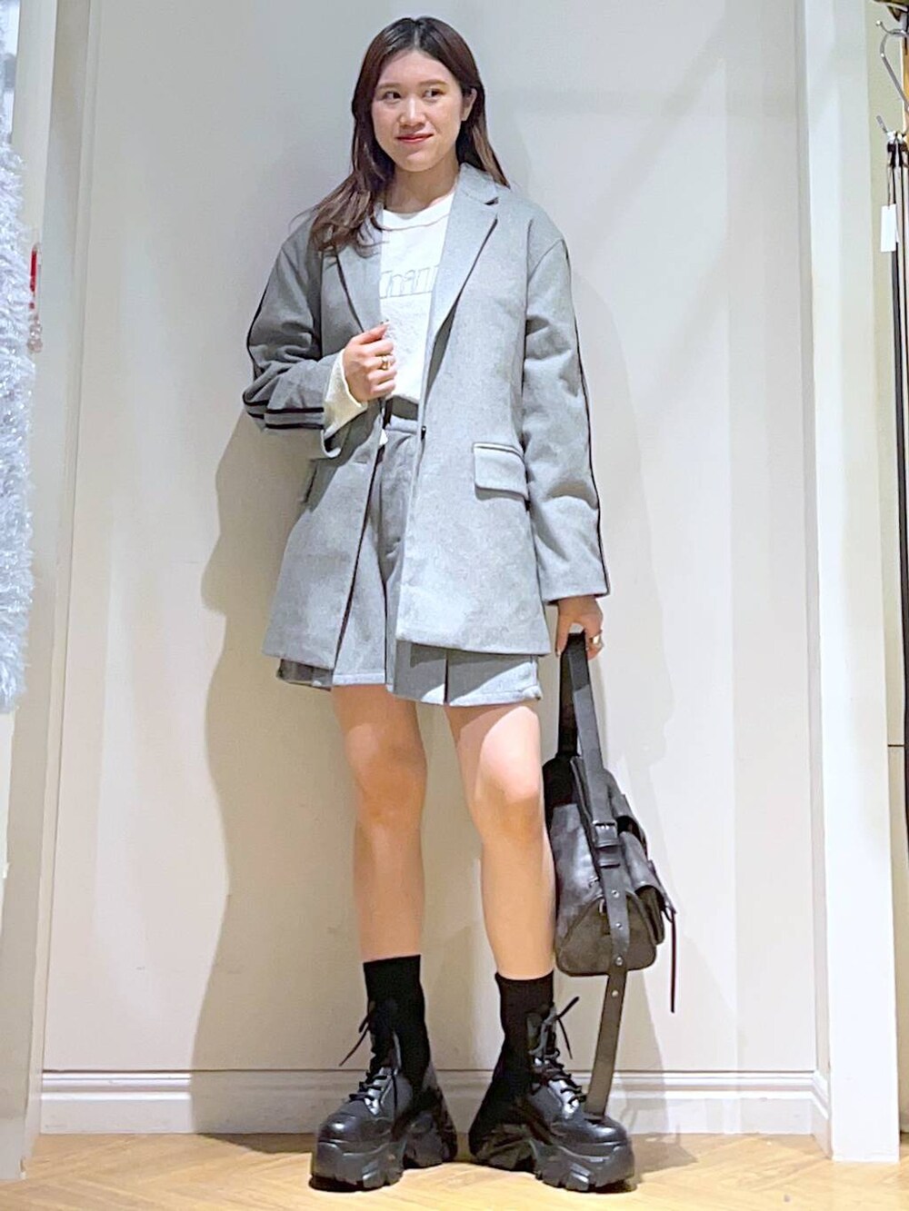 ブラック系のショルダーバッグ、ブラック系のブーツ、ブラック系のその他パンツを着用したレディースの秋コーディネートの5枚目の写真