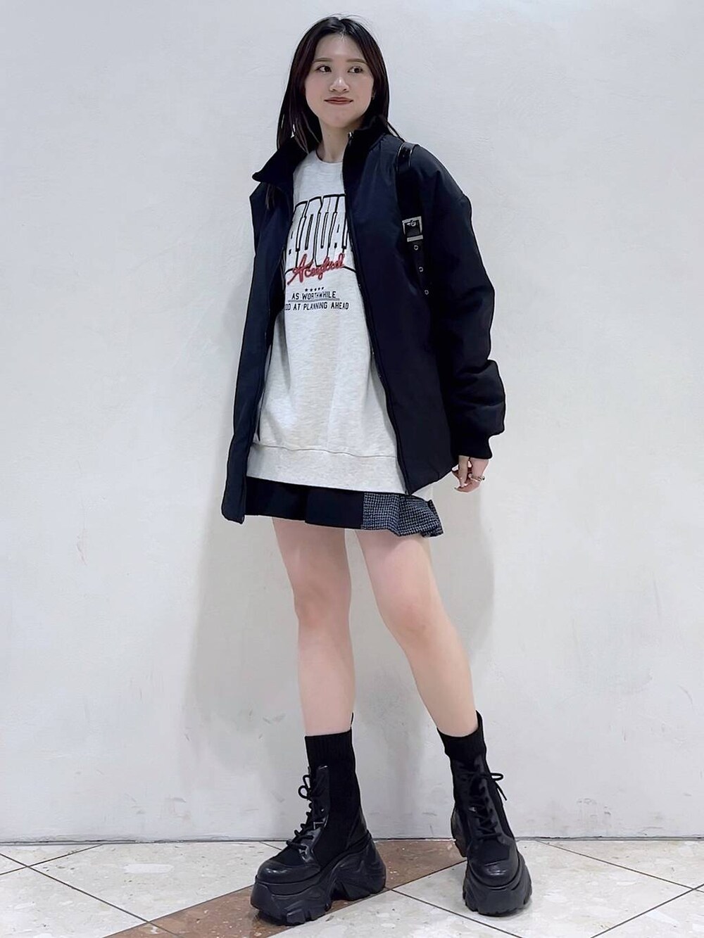 「PAGEBOY、モード、女子ウケ、着痩せ・細見え、骨格ストレート、個性派、韓国系、メンズライク、ストリート、カジュアル、アウター、冬アウター、冬コーデ、MA-1、スウェット」｜「PAGEBOYのレースアップソックスブーツ（ブーツ、ブラック系）」を使った、misao1130さん（レディース・161cm）の冬コーディネートの3枚目の写真