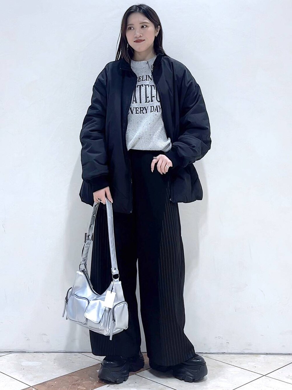 「ストリート、カジュアル、モード、女子ウケ、着痩せ・細見え、骨格ストレート、個性派、韓国系、メンズライク、PAGEBOY、スラックス、ニット、アウター、冬コーデ、冬アウター」｜「PAGEBOYのレースアップソックスブーツ（ブーツ、ブラック系）」を使った、misao1130さん（レディース・161cm）の冬コーディネートの2枚目の写真