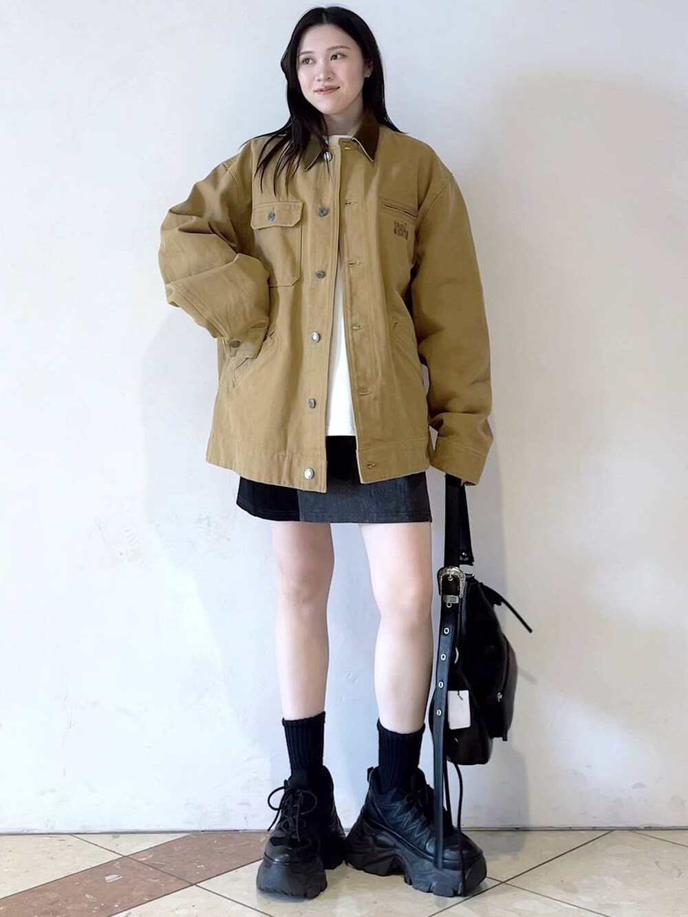 「モード、女子ウケ、着痩せ・細見え、骨格ストレート、個性派、韓国系、メンズライク、ストリート、カジュアル、PBLIM、春コーデ、春アウター、おでかけ、PAGEBOY」｜「PAGEBOYのプラットチャンキースニーカー（スニーカー、ブラック系）」を使った、misao1130さん（レディース・161cm）の冬コーディネートの2枚目の写真