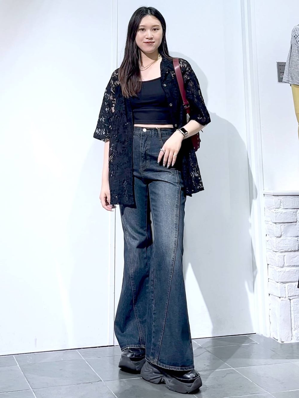 「モード、女子ウケ、着痩せ・細見え、骨格ストレート、個性派、韓国系、メンズライク、ストリート、カジュアル、PAGEBOY、デニムパンツ、シャツワンピース、夏コーデ、おでかけ、大人カジュアル」｜「PAGEBOYのプラットチャンキースニーカー（スニーカー、ブラック系）」を使った、misao1130さん（レディース・161cm）の夏コーディネートの4枚目の写真