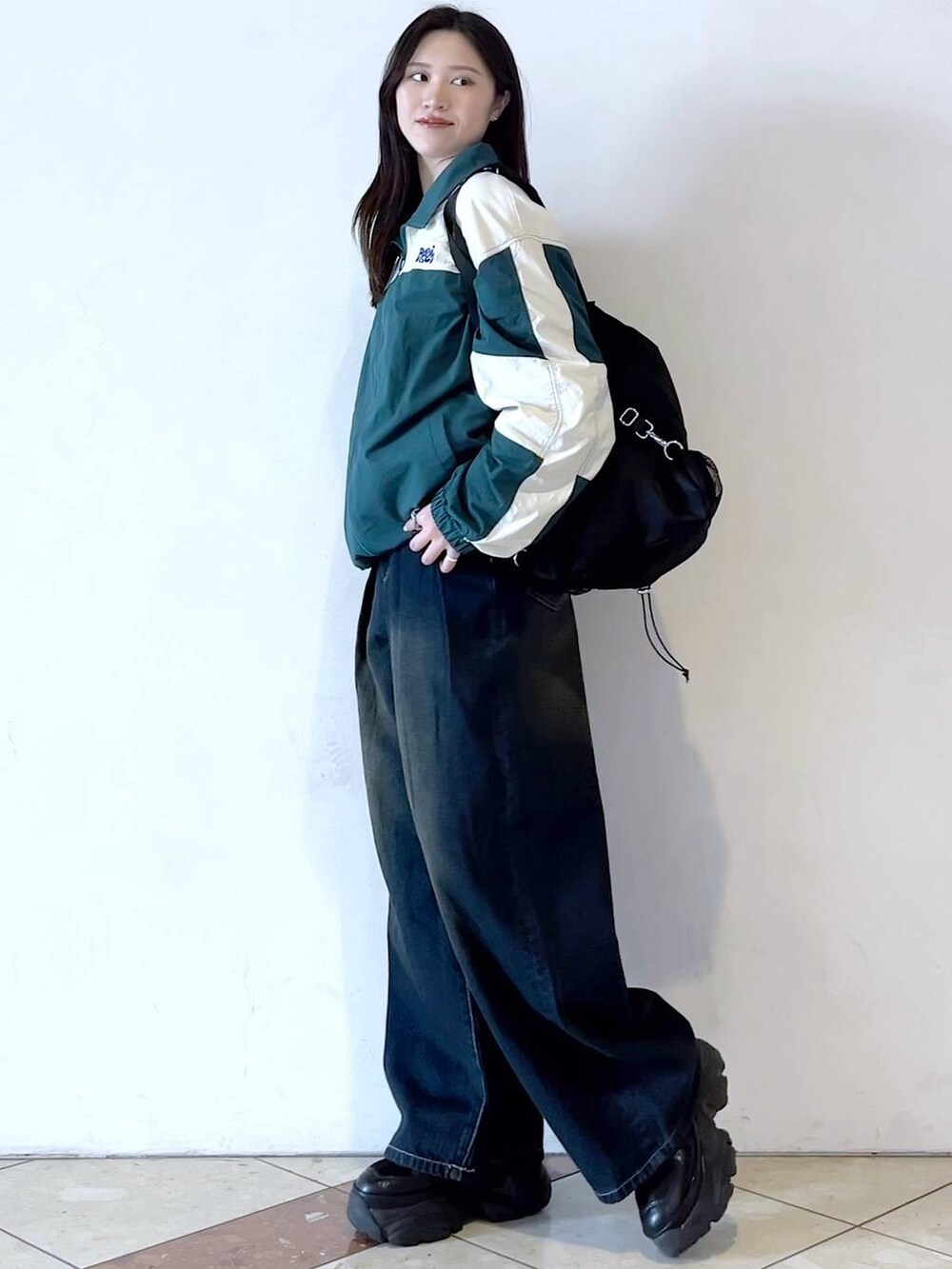「モード、女子ウケ、着痩せ・細見え、骨格ストレート、個性派、韓国系、メンズライク、ストリート、カジュアル、PAGEBOY、デニムパンツ、PB_HappyDenimDays、PBLIM、トラックジャケット、春コーデ」｜「PAGEBOYのプラットチャンキースニーカー（スニーカー、ブラック系）」を使った、misao1130さん（レディース・161cm）の春コーディネートの4枚目の写真