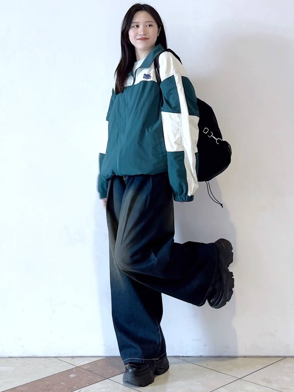 「モード、女子ウケ、着痩せ・細見え、骨格ストレート、個性派、韓国系、メンズライク、ストリート、カジュアル、PAGEBOY、デニムパンツ、PB_HappyDenimDays、PBLIM、トラックジャケット、春コーデ」｜「PAGEBOYのプラットチャンキースニーカー（スニーカー、ブラック系）」を使った、misao1130さん（レディース・161cm）の春コーディネートの6枚目の写真