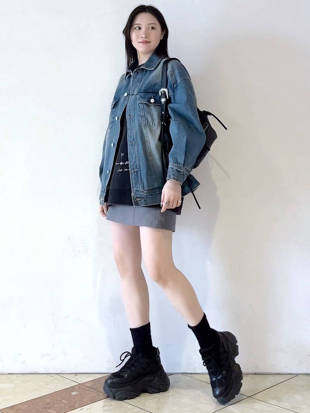 「モード、女子ウケ、着痩せ・細見え、骨格ストレート、個性派、韓国系、メンズライク、ストリート、カジュアル、PAGEBOY、デニムジャケット、スウェット、春コーデ、春アウター」｜「PAGEBOYのプラットチャンキースニーカー（スニーカー、ブラック系）」を使った、misao1130さん（レディース・161cm）の冬コーディネートの3枚目の写真