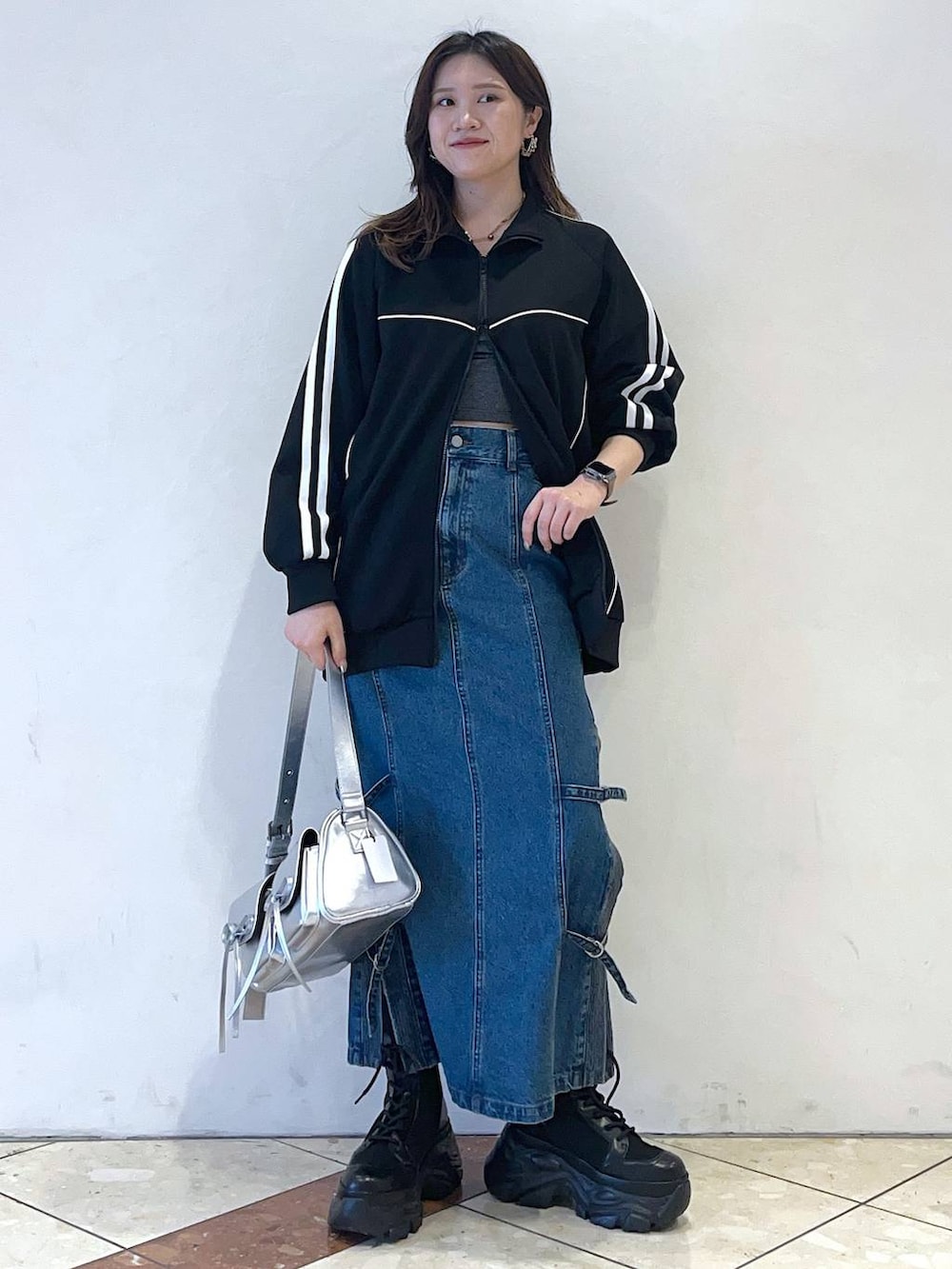 「女子ウケ、着痩せ・細見え、PAGEBOY、モード、骨格ストレート、個性派、韓国系、メンズライク、ストリート、カジュアル、スポーティ、秋コーデ、アウター」｜「PAGEBOYのリボンアウトポケットBAG（ショルダーバッグ、シルバー系）」を使った、misao1130さん（レディース・161cm）の秋コーディネートの4枚目の写真