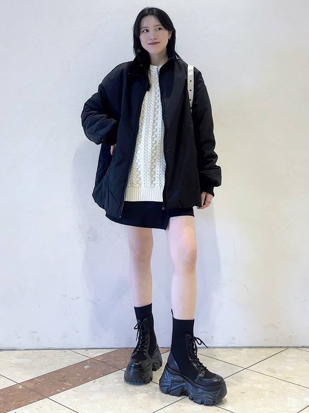 「モード、女子ウケ、着痩せ・細見え、骨格ストレート、個性派、韓国系、メンズライク、ストリート、カジュアル、PAGEBOY、ショートパンツ、アウター、冬コーデ、冬アウター、ニット」｜「PAGEBOYのレースアップソックスブーツ（ブーツ、ブラック系）」を使った、misao1130さん（レディース・161cm）の冬コーディネートの5枚目の写真