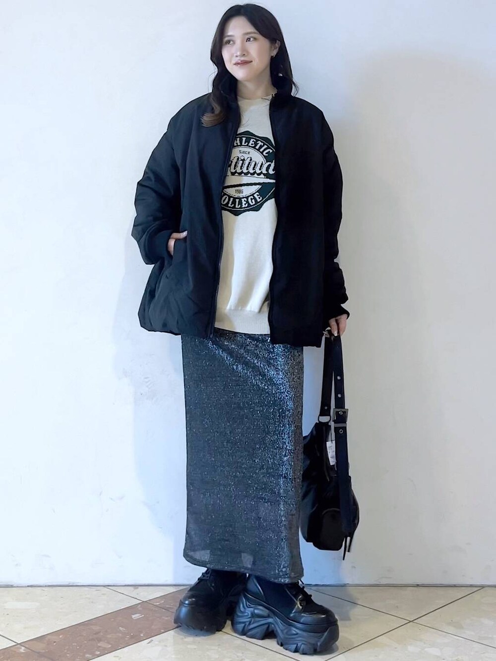 「モード、女子ウケ、着痩せ・細見え、骨格ストレート、個性派、韓国系、メンズライク、スカート、冬アウター、冬コーデ、MA-1、ニット、ブーツ、おでかけ、PAGEBOY」｜「PAGEBOYのレースアップソックスブーツ（ブーツ、ブラック系）」を使った、misao1130さん（レディース・161cm）の冬コーディネートの2枚目の写真