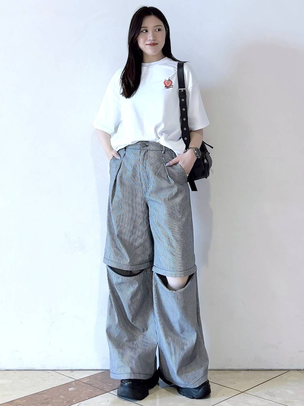 「モード、女子ウケ、着痩せ・細見え、骨格ストレート、個性派、韓国系、メンズライク、ストリート、カジュアル、PAGEBOY、PBLIM、夏コーデ、Tシャツ、ストライプ柄、スニーカー」｜「PAGEBOYのプラットチャンキースニーカー（スニーカー、ブラック系）」を使った、misao1130さん（レディース・161cm）の春コーディネートの2枚目の写真