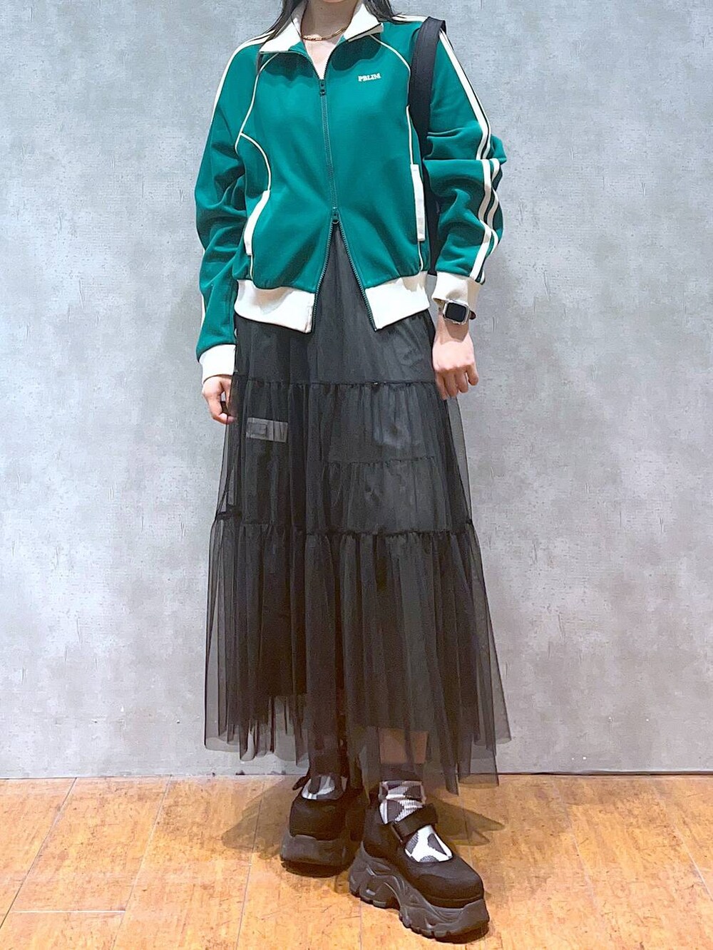 「モード、女子ウケ、着痩せ・細見え、骨格ストレート、個性派、韓国系、メンズライク、ストリート、カジュアル、PAGEBOY、スカート、トラックジャケット、スポーティ、春コーデ、ドットエスティ春コーデ」｜「PAGEBOYのレイヤードチュールスカート（スカート、ブラック系）」を使った、misao1130さん（レディース・161cm）の春コーディネートの6枚目の写真