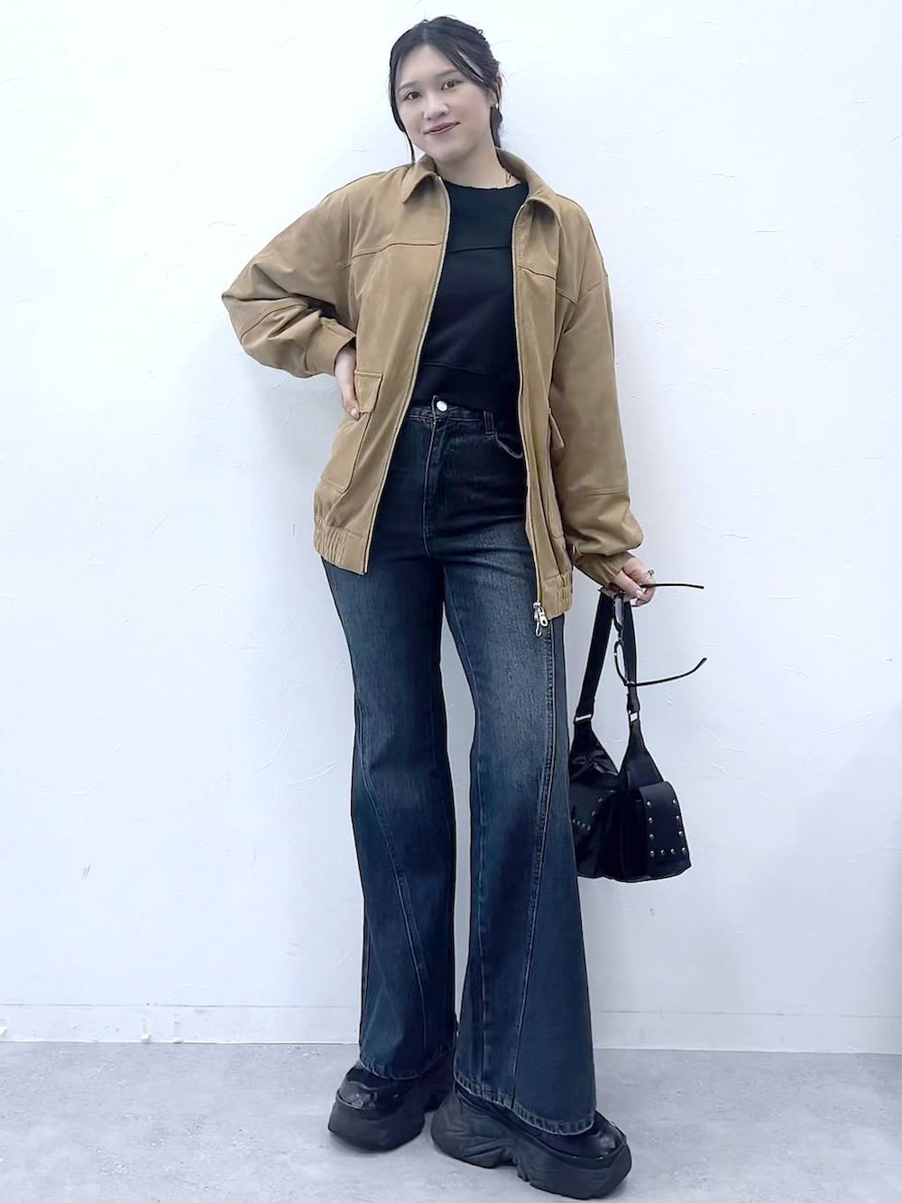 「韓国系、モード、女子ウケ、着痩せ・細見え、骨格ストレート、個性派、メンズライク、ストリート、カジュアル、PAGEBOY、デニムパンツ、フレアパンツ、ジャケット、アウター、レザー」｜「PAGEBOYのプラットチャンキースニーカー（スニーカー、ブラック系）」を使った、misao1130さん（レディース・161cm）の夏コーディネートの3枚目の写真