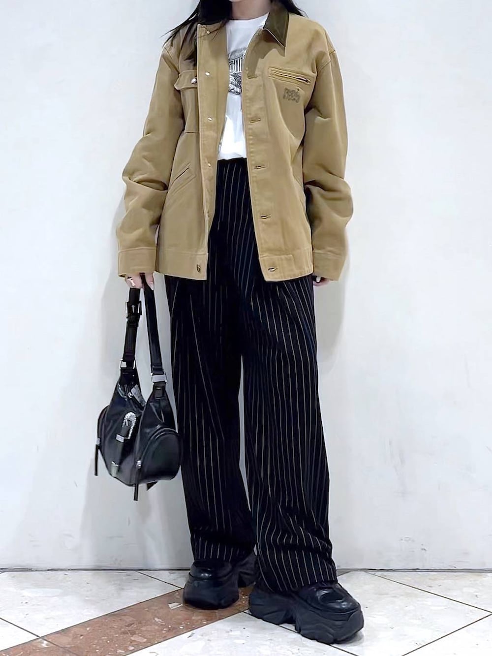 「モード、PAGEBOY、スラックス、アウター、春コーデ、春アウター、PBLIM、女子ウケ、着痩せ・細見え、骨格ストレート、個性派、韓国系、メンズライク、ストリート、カジュアル」｜「PAGEBOYのプラットチャンキースニーカー（スニーカー、ブラック系）」を使った、misao1130さん（レディース・161cm）の春コーディネートの5枚目の写真