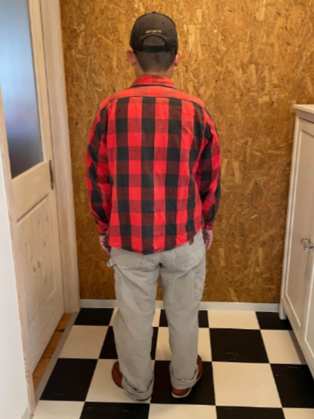 ホワイト系のTシャツ/カットソー、レッド系のシャツ/ブラウス、グレー系のチノパンツを着用したメンズの秋コーディネートの2枚目の写真