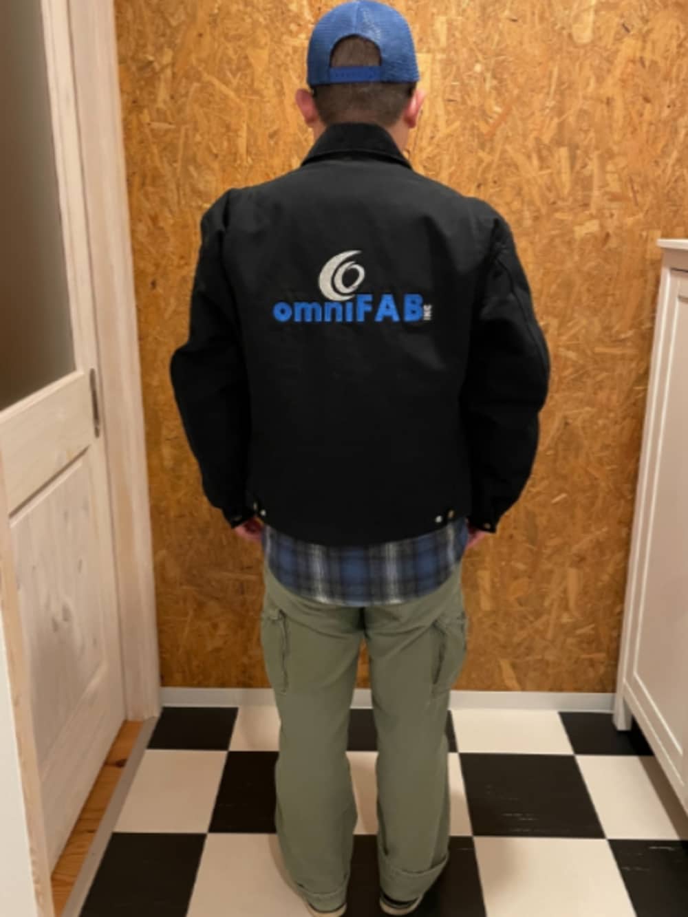 ブラック系のジャケット/アウター、ブルー系のシャツ/ブラウス、グリーン系のカーゴパンツを着用したメンズの春コーディネートの2枚目の写真