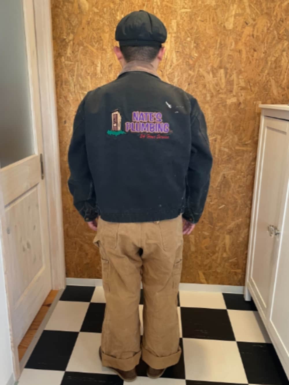 ブラック系のジャケット/アウター、ブラウン系のシャツ/ブラウス、ベージュ系のサロペット/オーバーオールを着用したメンズの冬コーディネートの2枚目の写真