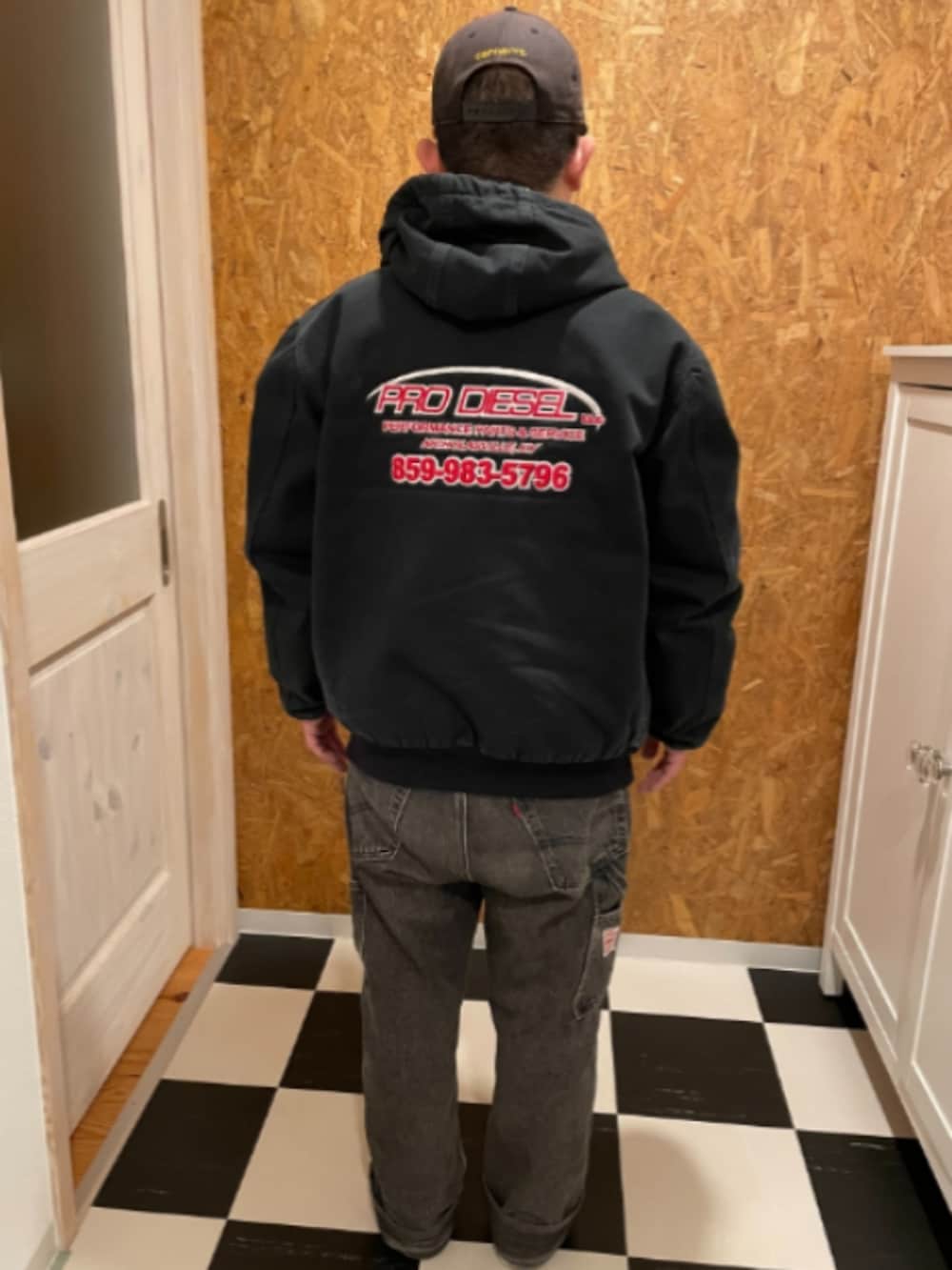 ブラック系のジャケット/アウター、レッド系のシャツ/ブラウス、ホワイト系のTシャツ/カットソーを着用したメンズの冬コーディネートの2枚目の写真