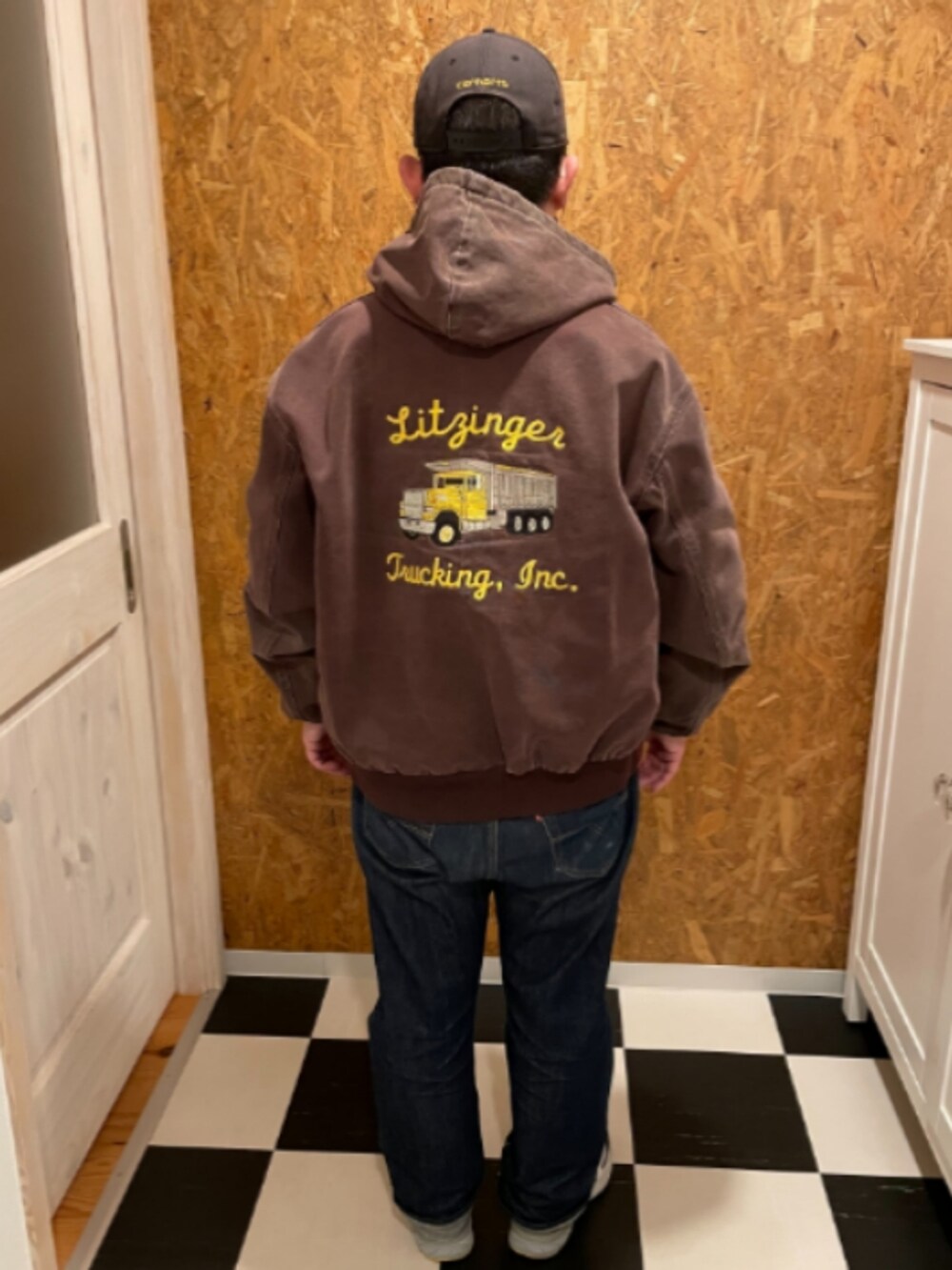 ブラウン系のジャケット/アウター、イエロー系のシャツ/ブラウス、ブルー系のデニムパンツを着用したメンズの冬コーディネートの2枚目の写真