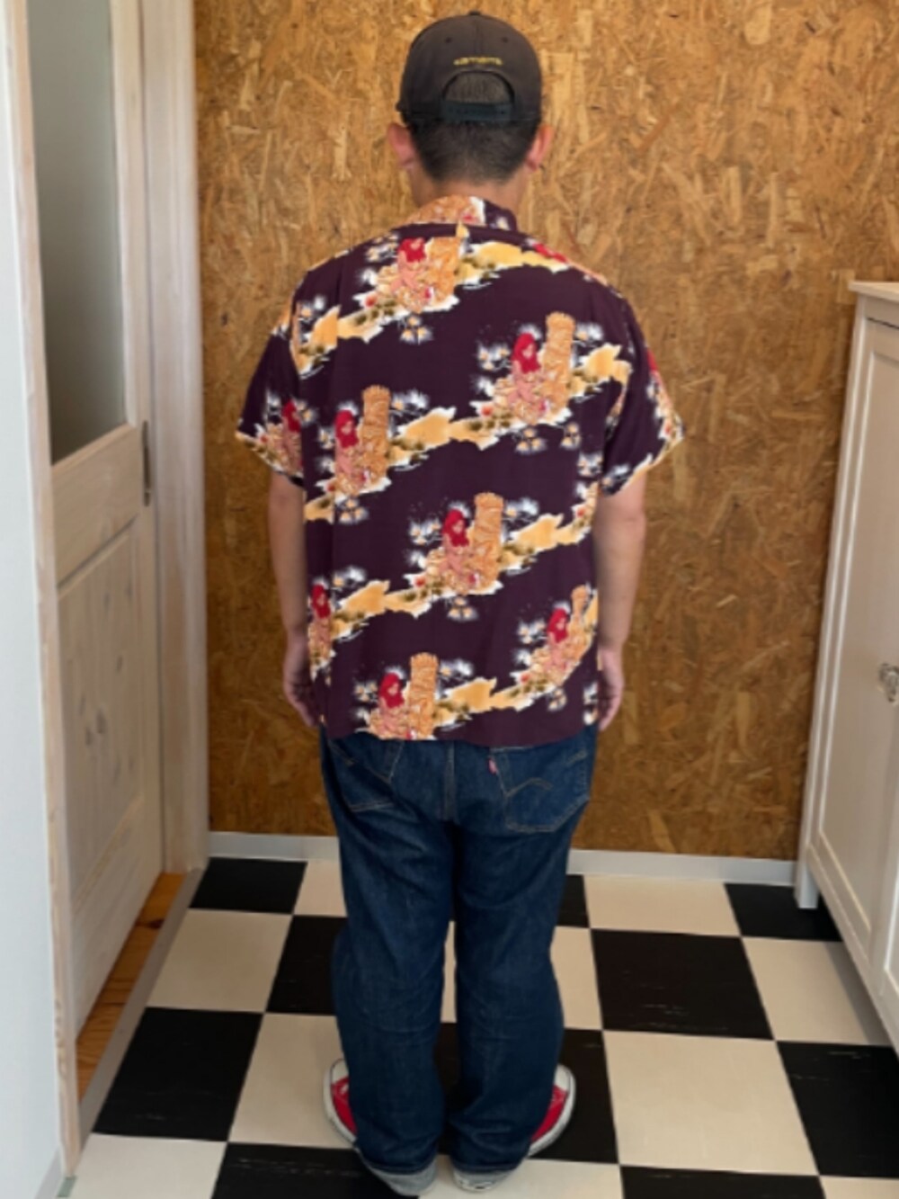 ブラック系のシャツ/ブラウス、ホワイト系のTシャツ/カットソー、ブルー系のデニムパンツを着用したメンズの秋コーディネートの2枚目の写真