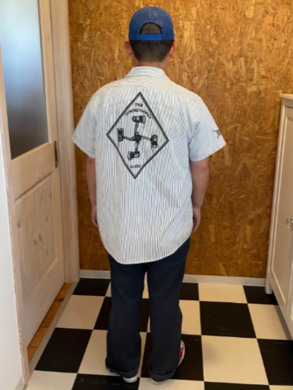 グレー系のシャツ/ブラウス、ブラック系のチノパンツ、レッド系のスニーカーを着用したメンズの夏コーディネートの2枚目の写真