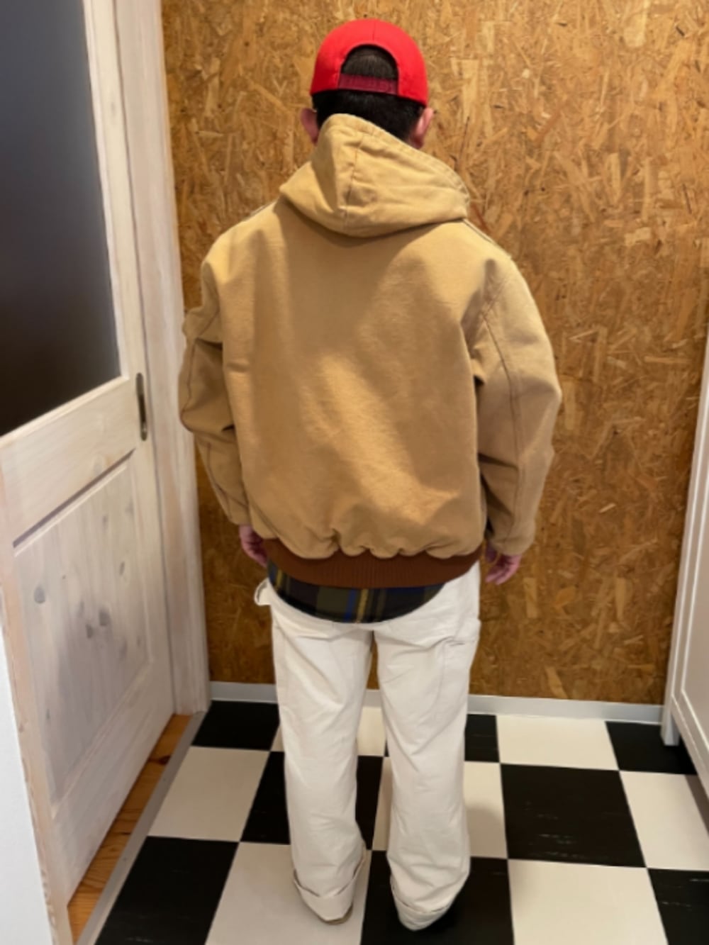 ベージュ系のジャケット/アウター、グリーン系のシャツ/ブラウス、ホワイト系のチノパンツを着用したメンズの冬コーディネートの2枚目の写真