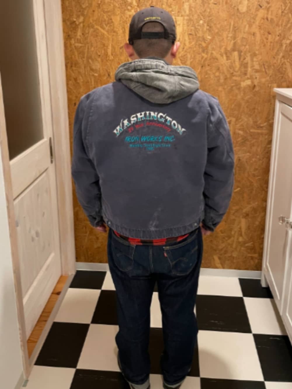 ブルー系のジャケット/アウター、レッド系のシャツ/ブラウス、ブルー系のデニムパンツを着用したメンズの秋コーディネートの2枚目の写真