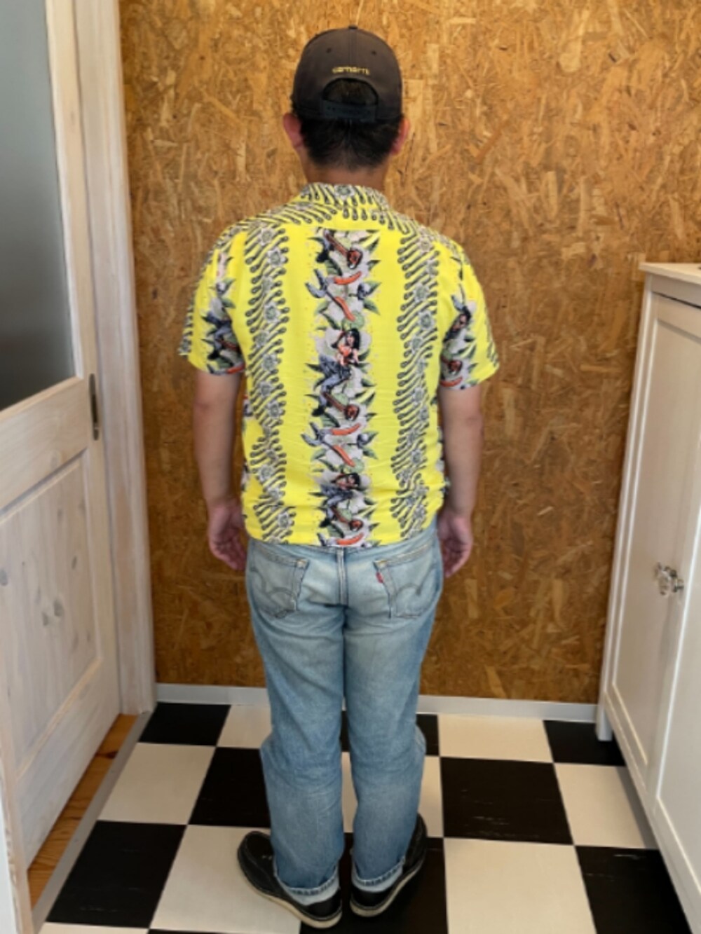 イエロー系のシャツ/ブラウス、ブルー系のデニムパンツ、ブラック系のブーツを着用したメンズの夏コーディネートの2枚目の写真