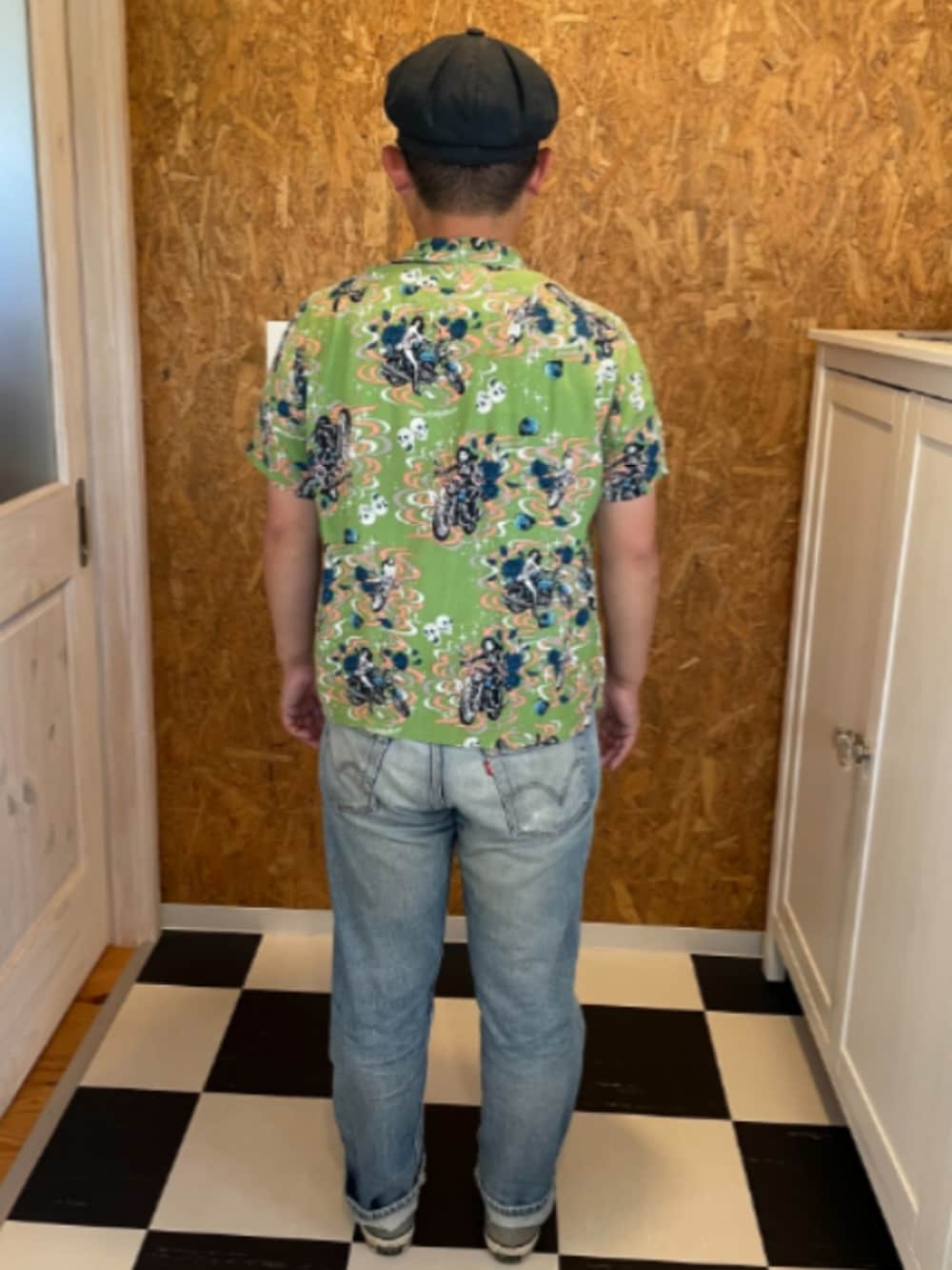 グリーン系のシャツ/ブラウス、ホワイト系のTシャツ/カットソー、ブルー系のデニムパンツを着用したメンズの夏コーディネートの2枚目の写真