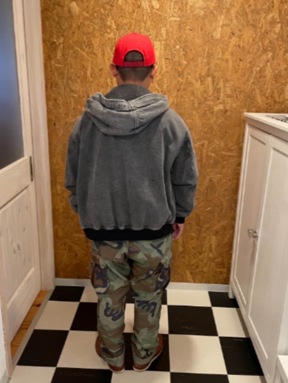 ブラック系のシャツ/ブラウス、グリーン系のカーゴパンツ、レッド系のブーツを着用したメンズの秋コーディネートの2枚目の写真