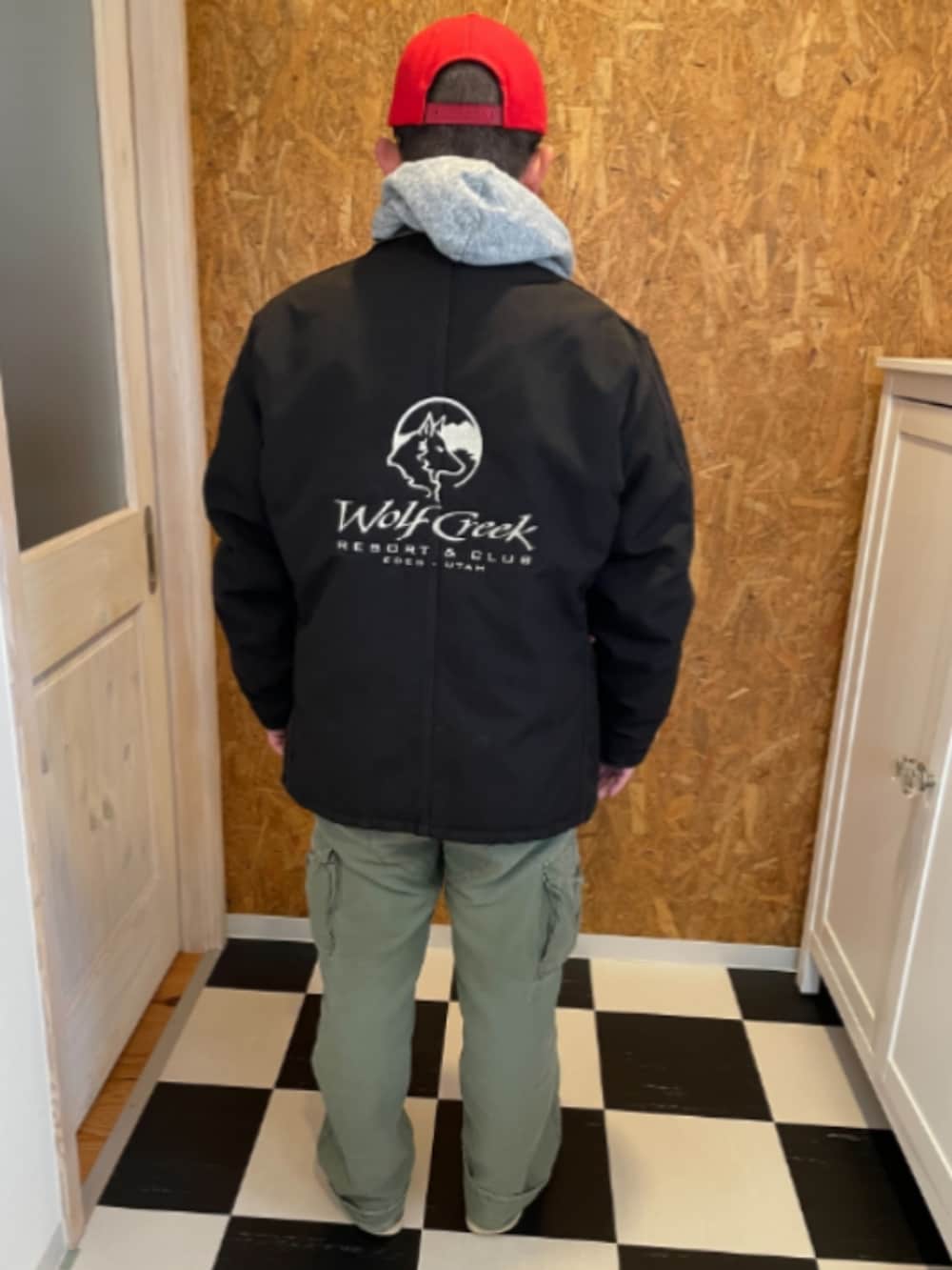 ブラック系のカバーオール、ブルー系のシャツ/ブラウス、グレー系のパーカーを着用したメンズの冬コーディネートの2枚目の写真