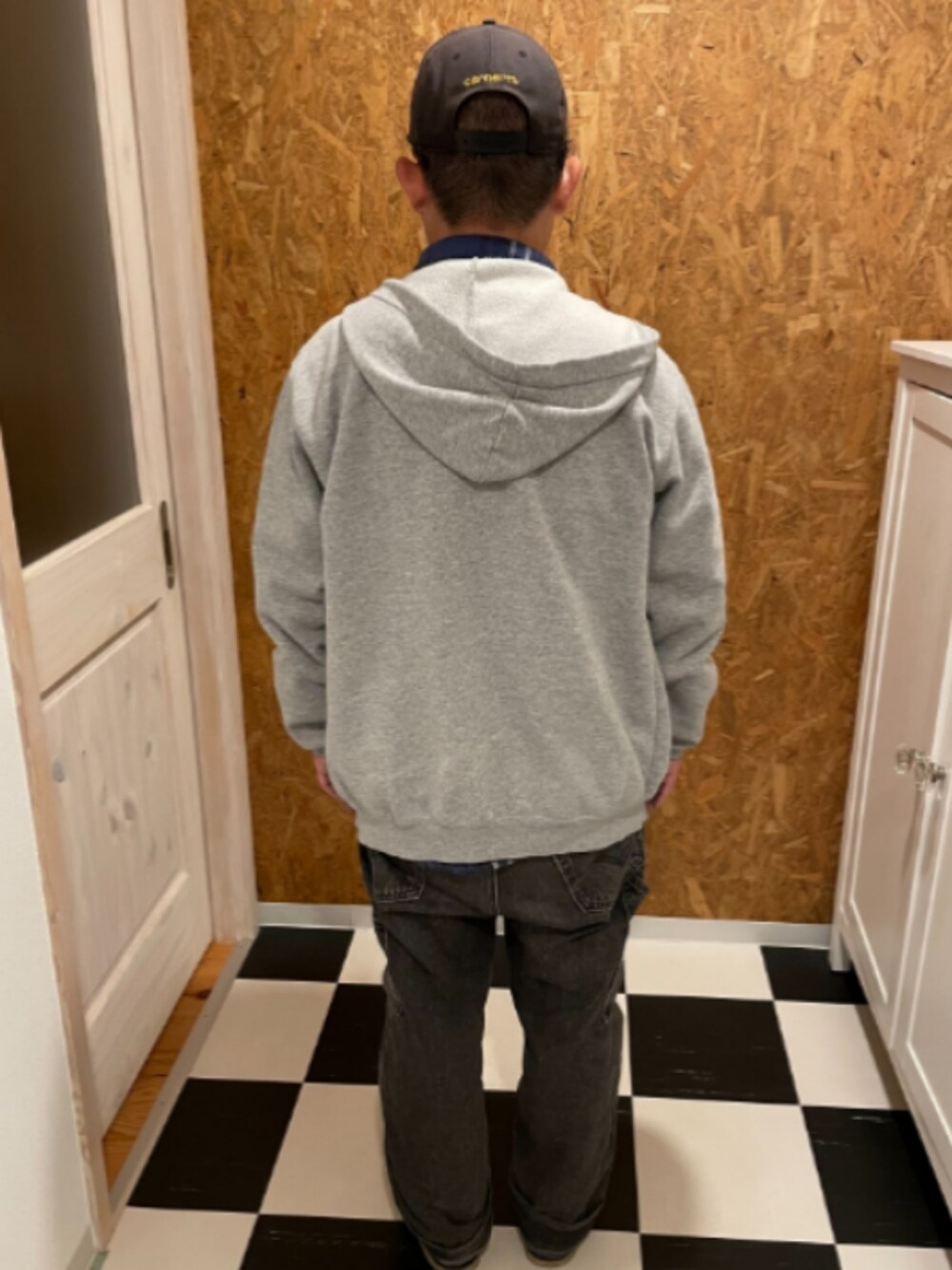 ブルー系のシャツ/ブラウス、グレー系のパーカー、ブラック系のデニムパンツを着用したメンズの秋コーディネートの2枚目の写真