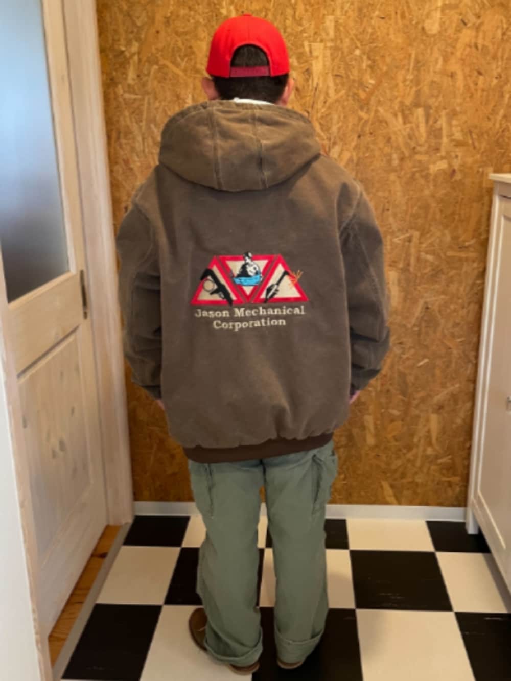 ブラウン系のジャケット/アウター、グレー系のパーカー、ブラウン系のシャツ/ブラウスを着用したメンズの秋コーディネートの2枚目の写真