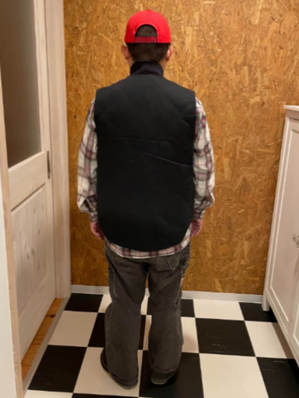 ブラック系のベスト、ホワイト系のシャツ/ブラウス、ブラック系のデニムパンツを着用したメンズの秋コーディネートの2枚目の写真