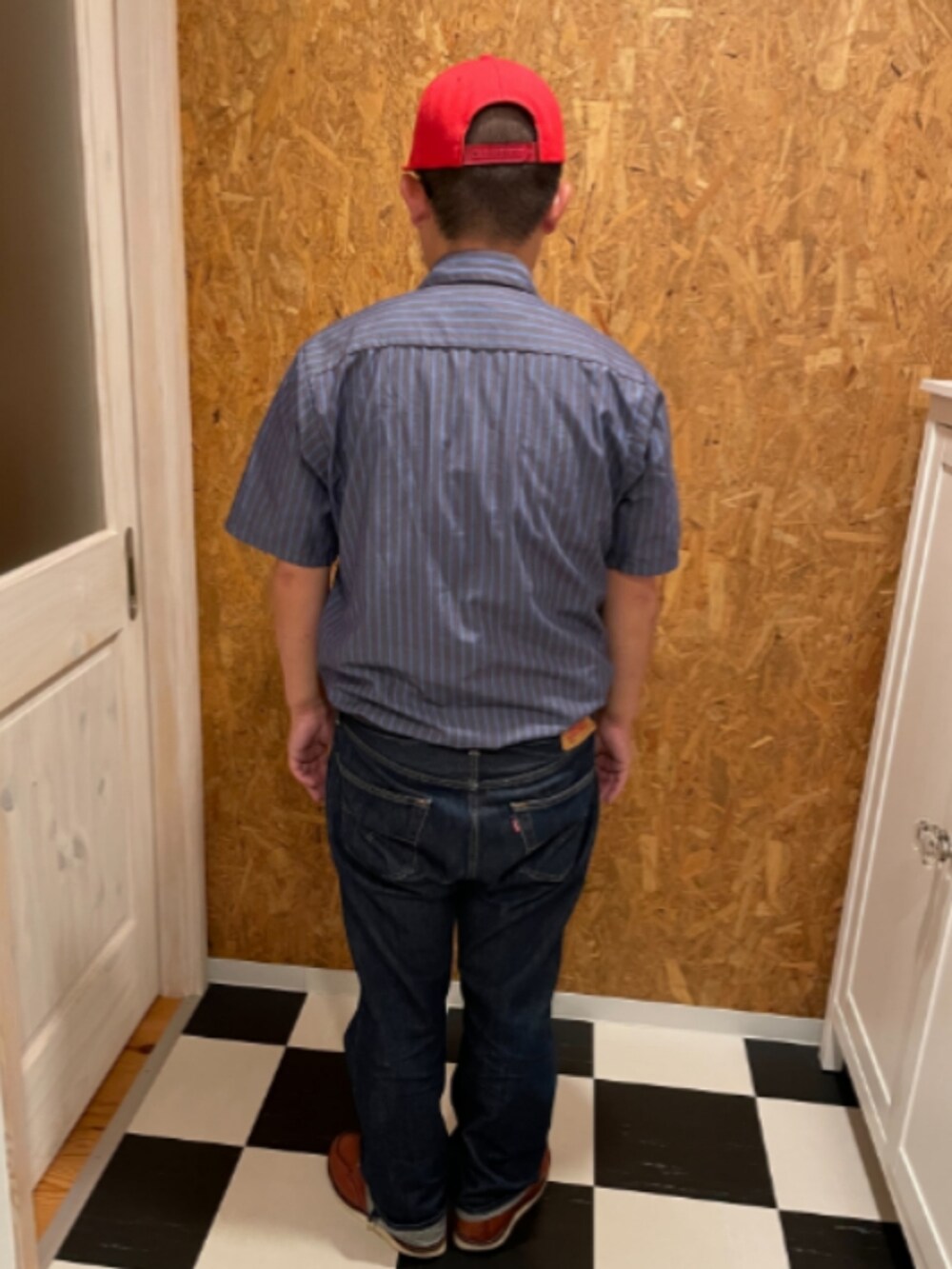 ブルー系のシャツ/ブラウス、ブルー系のデニムパンツ、レッド系のブーツを着用したメンズの秋コーディネートの2枚目の写真