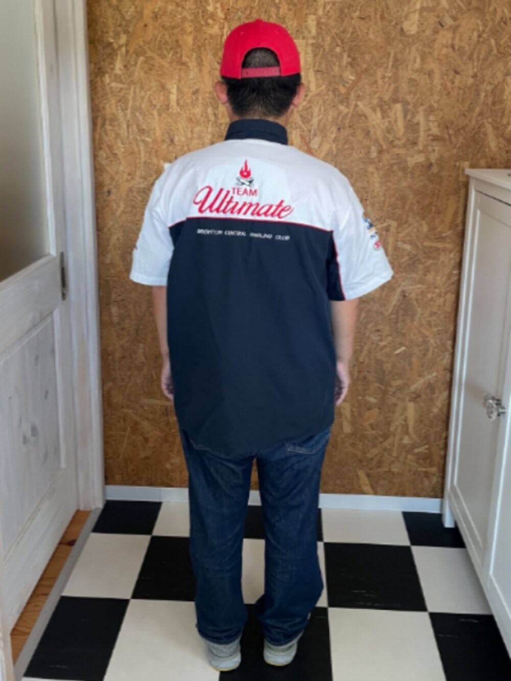 ブラック系のシャツ/ブラウス、ブルー系のデニムパンツ、ホワイト系のスニーカーを着用したメンズの秋コーディネートの2枚目の写真