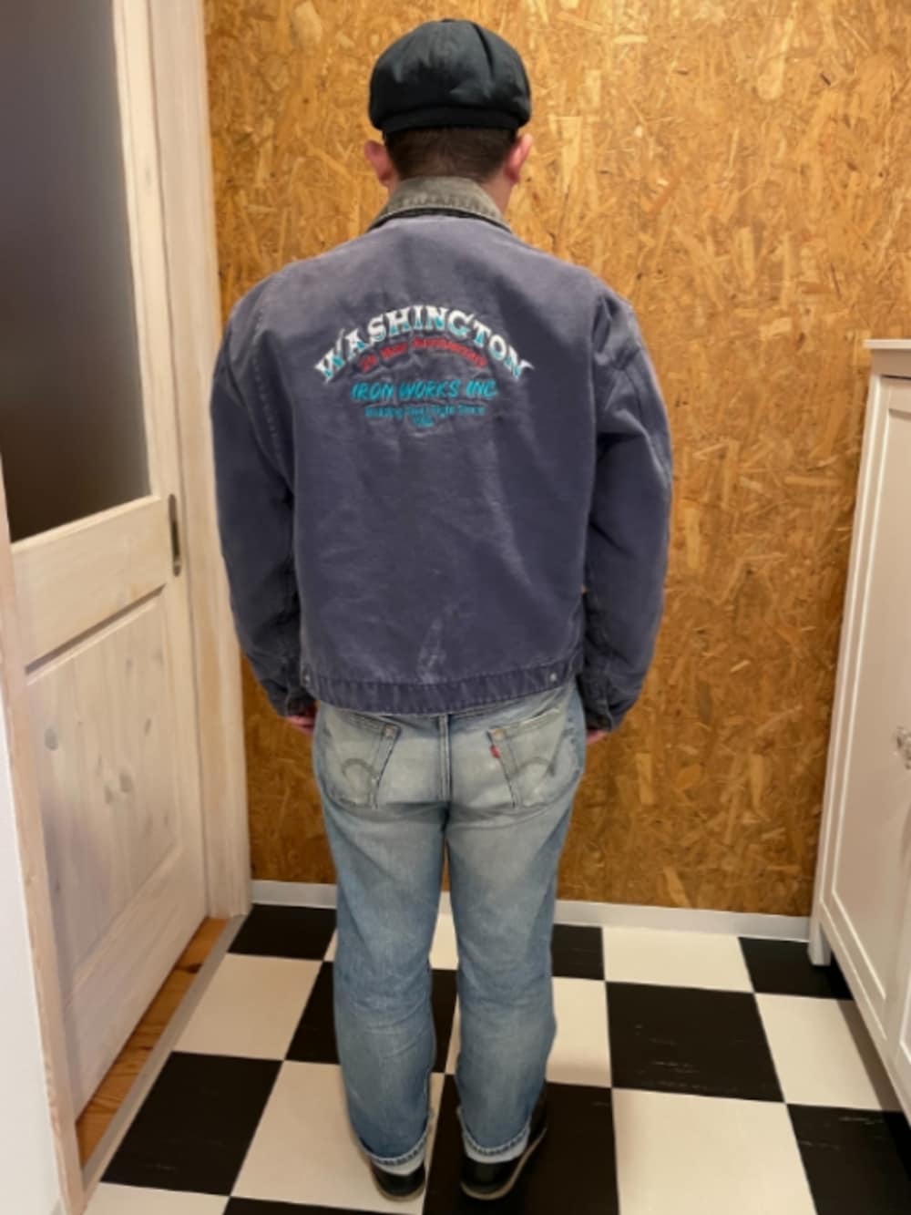 ブルー系のジャケット/アウター、ブルー系のデニムジャケット、ベージュ系のシャツ/ブラウスを着用したメンズの冬コーディネートの2枚目の写真