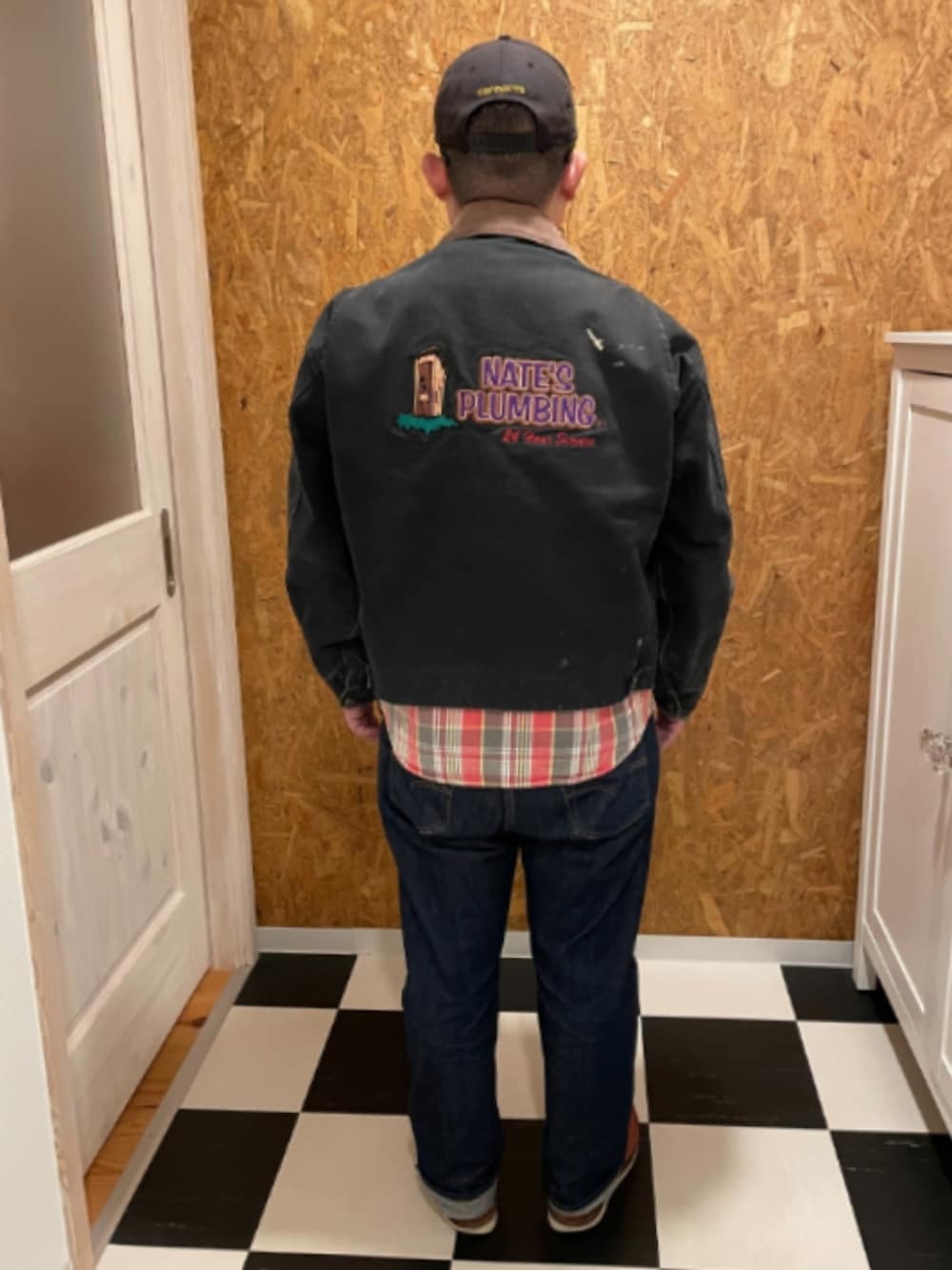 オレンジ系のシャツ/ブラウス、ブラック系のジャケット/アウター、ブルー系のデニムパンツを着用したメンズの冬コーディネートの2枚目の写真