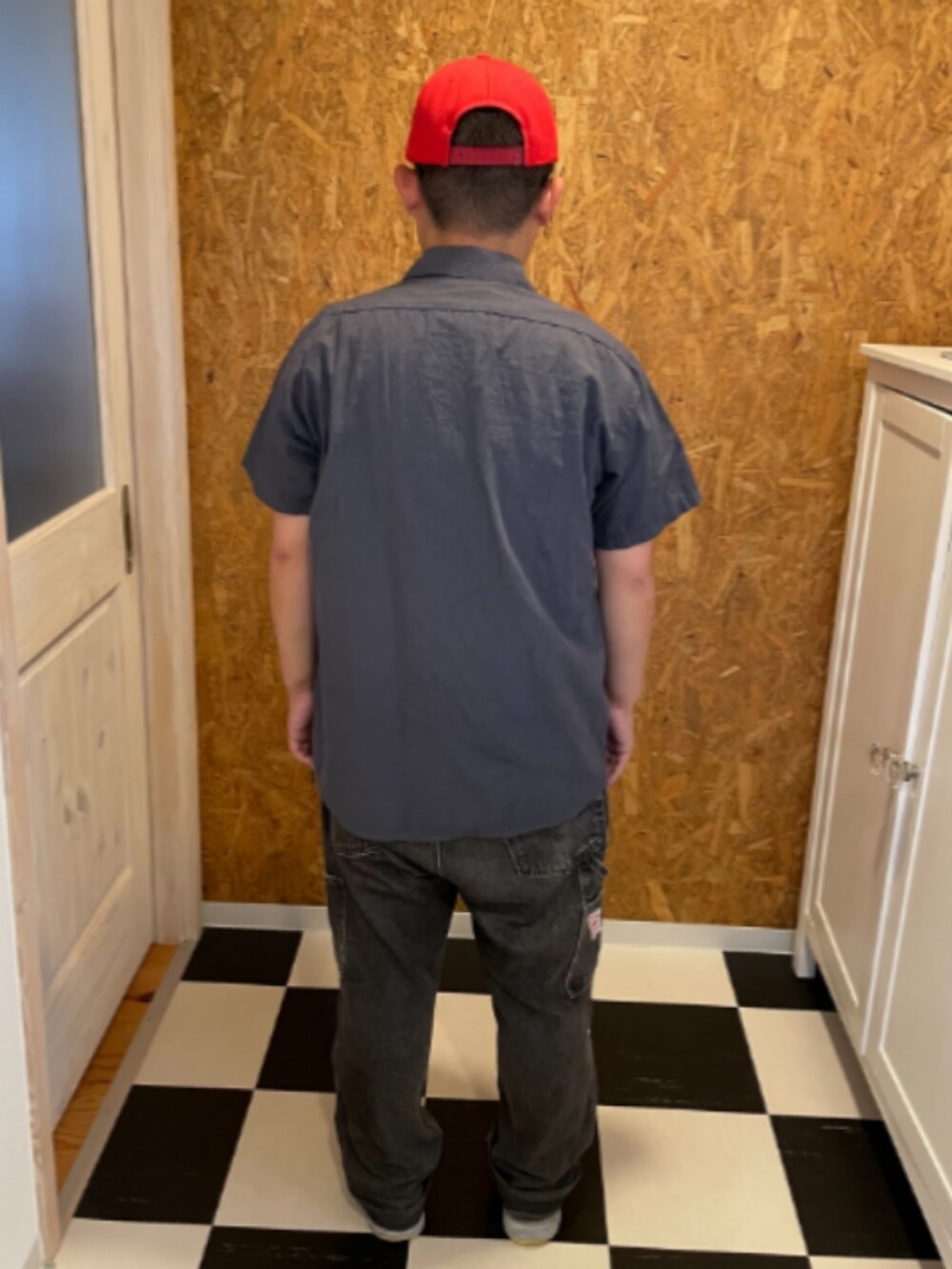 ブルー系のシャツ/ブラウス、ブラック系のデニムパンツ、ホワイト系のスニーカーを着用したメンズの夏コーディネートの2枚目の写真