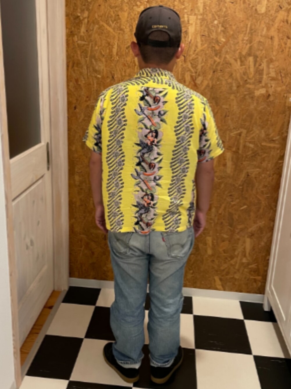 イエロー系のシャツ/ブラウス、ホワイト系のTシャツ/カットソー、ブルー系のデニムパンツを着用したメンズの秋コーディネートの2枚目の写真