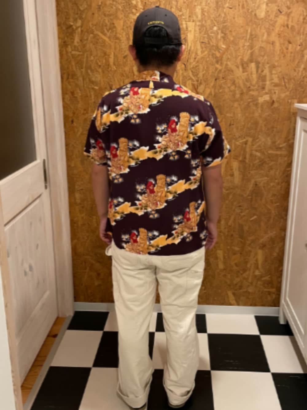 ブラック系のシャツ/ブラウス、ホワイト系のチノパンツ、ブラック系のブーツを着用したメンズの夏コーディネートの2枚目の写真