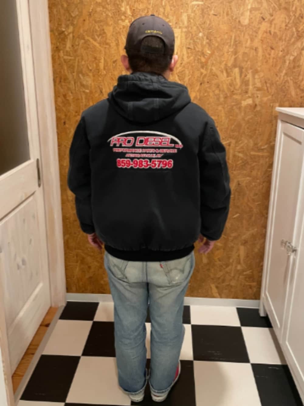 ブラック系のジャケット/アウター、ブルー系のデニムジャケット、レッド系のシャツ/ブラウスを着用したメンズの冬コーディネートの2枚目の写真