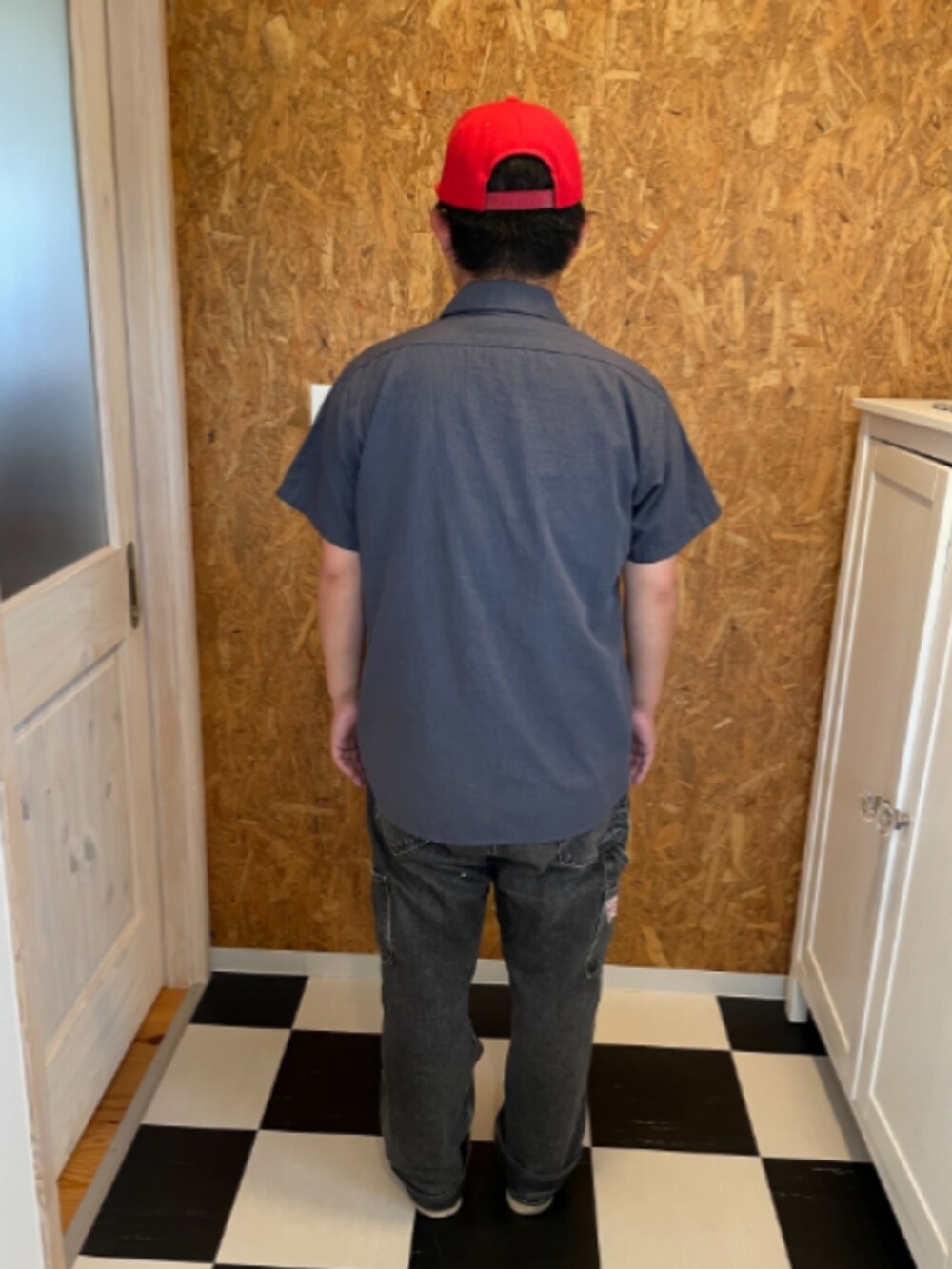 ブルー系のシャツ/ブラウス、ブラック系のデニムパンツ、ブラック系のブーツを着用したメンズの夏コーディネートの2枚目の写真