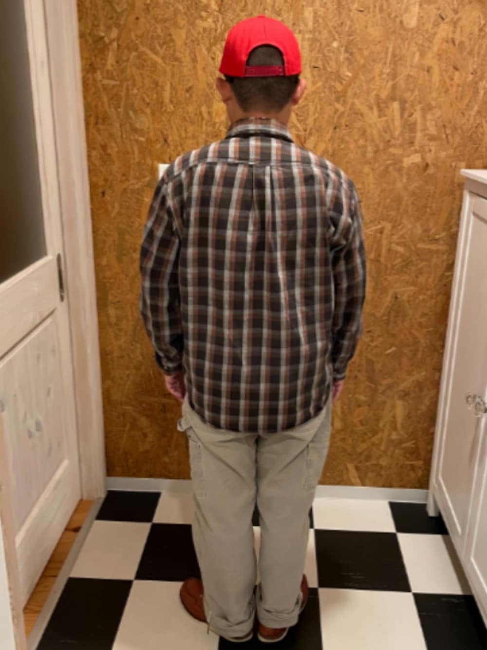 ブラウン系のシャツ/ブラウス、ベージュ系のチノパンツ、レッド系のブーツを着用したメンズの秋コーディネートの2枚目の写真