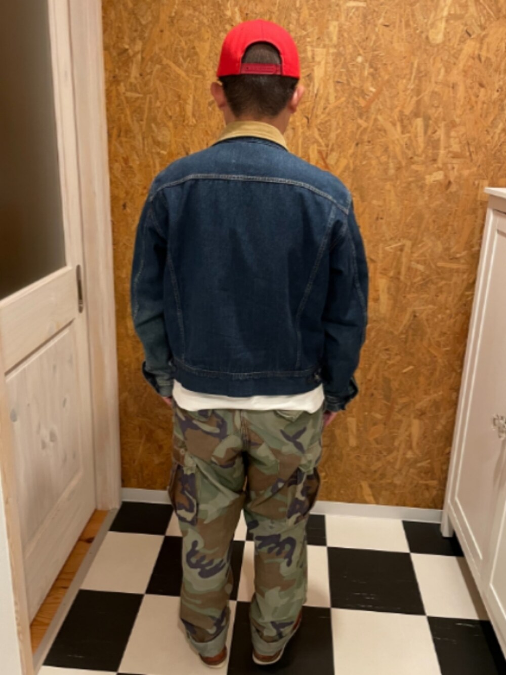 ブルー系のデニムジャケット、ホワイト系のTシャツ/カットソー、グリーン系のカーゴパンツを着用したメンズの秋コーディネートの2枚目の写真