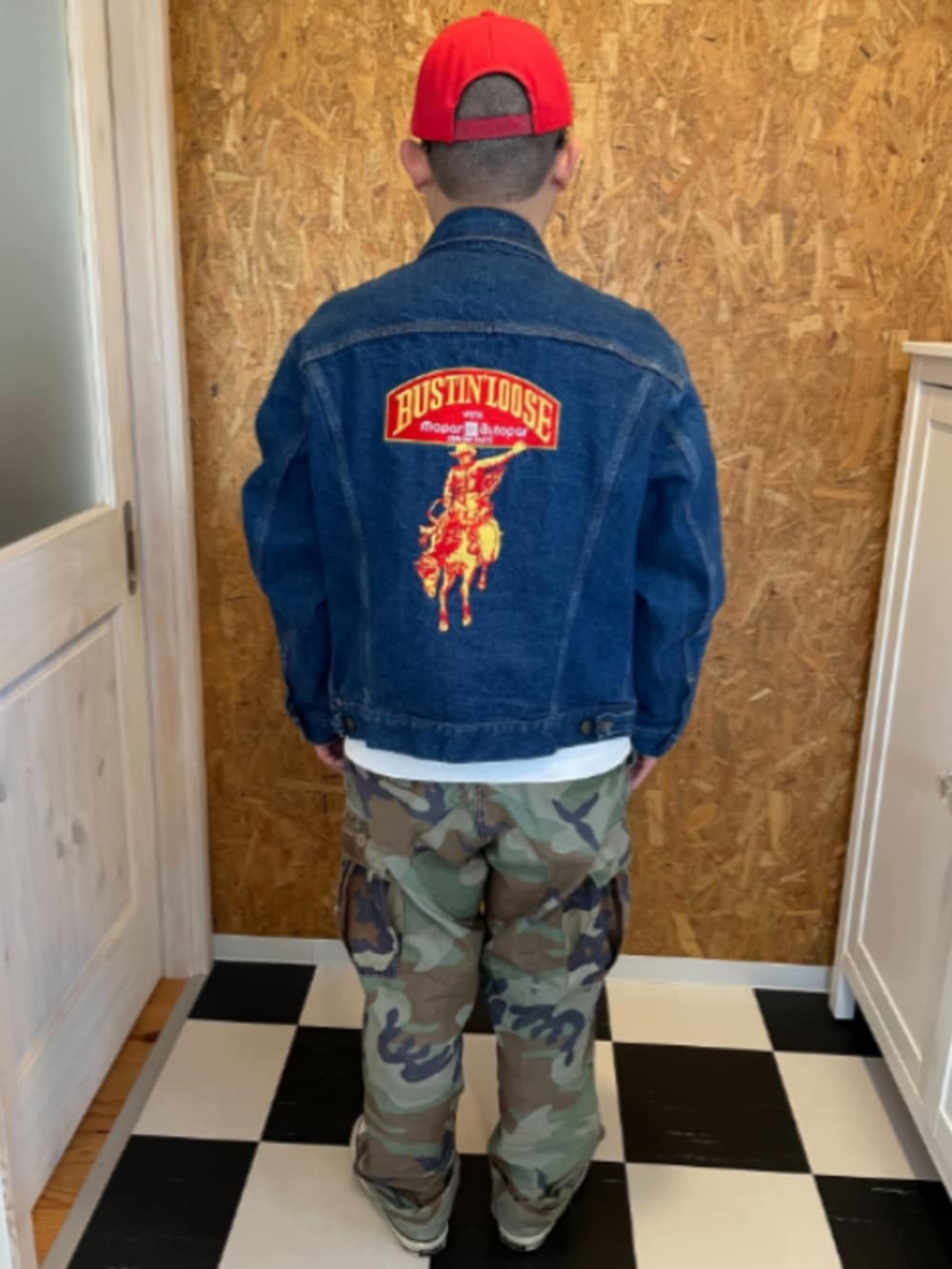 ブルー系のデニムジャケット、ホワイト系のTシャツ/カットソー、グリーン系のカーゴパンツを着用したメンズの春コーディネートの2枚目の写真