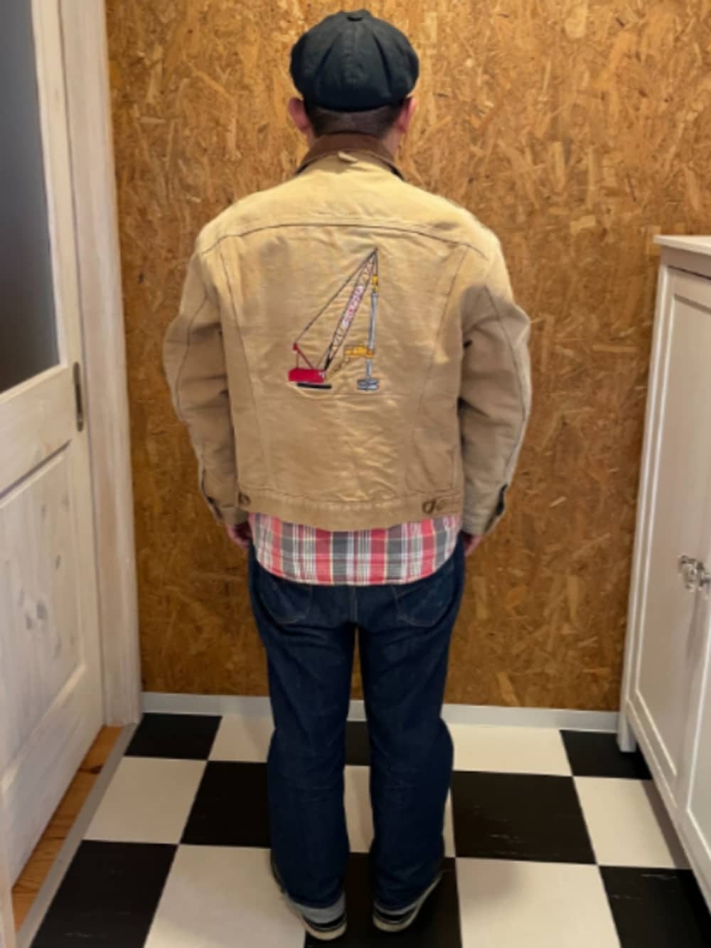 ベージュ系のジャケット/アウター、ピンク系のシャツ/ブラウス、ブルー系のデニムパンツを着用したメンズの冬コーディネートの2枚目の写真